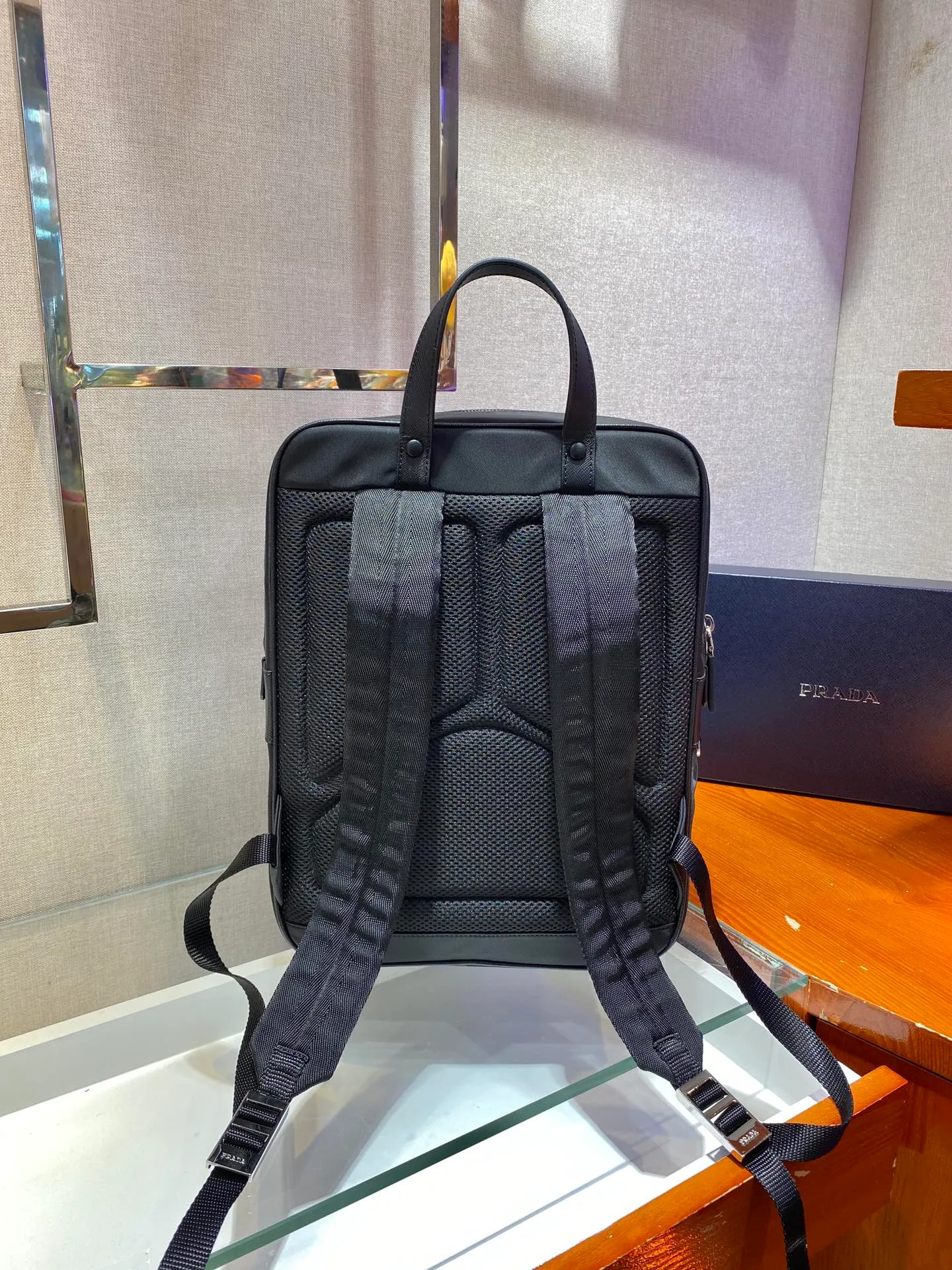 💰1260🎉New Backpack🎉2VZ064🎉This nylon backpack is equipped with multiple practical pockets and complements the modern and fashionable minimalist design. A triangular metal logo adorns it like a finishing touch. Made of nylon, trimmed with Saffiano leather, multiple zippers for external openings, top-grade hardware, many compartments, practical and elegant🙊The upper body effect is very cool👏, if you like babies, hurry up and get it, it is another backpack that will never go out of style🎉🎉 Length 26x Height 35x Bottom 12cm
