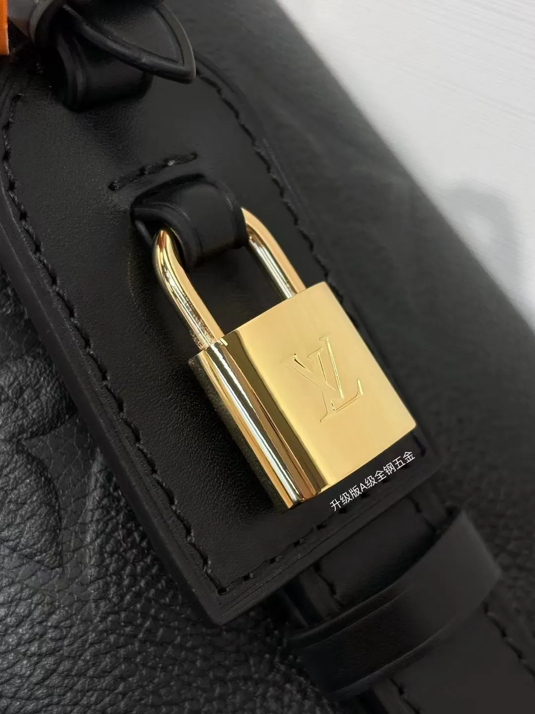 P¥1460👉nfc163C01 dynamic chip👈 [100% MB special grade original leather, all steel hardware] This All In BB handbag integrates modern design concepts into elegant silhouette and ample space. Monogram Empreinte leather craftsmanship creates a simple bucket bag structure, the iconic nameplate and metal padlock highlight the exquisite details, and the adjustable handle pays homage to the brand's trunk-making heritage. Embossed grained cow leather - Cow leather trim - Textile lining - Metal hardware - Magnetic and hook closure - Removable zippered interior pocket - A brand name - Padlock - Holds your smartphone, keys, Zippy wallet and headphones - Shoulder strap: non-detachable, adjustable! ! Model: M13480; Size: 16x18x12CM