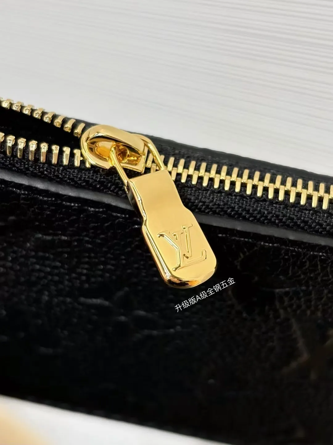 P¥1460👉nfc163C01 dynamic chip👈 [100% MB special grade original leather, all steel hardware] This All In BB handbag integrates modern design concepts into elegant silhouette and ample space. Monogram Empreinte leather craftsmanship creates a simple bucket bag structure, the iconic nameplate and metal padlock highlight the exquisite details, and the adjustable handle pays homage to the brand's trunk-making heritage. Embossed grained cow leather - Cow leather trim - Textile lining - Metal hardware - Magnetic and hook closure - Removable zippered interior pocket - A brand name - Padlock - Holds your smartphone, keys, Zippy wallet and headphones - Shoulder strap: non-detachable, adjustable! ! Model: M13480; Size: 16x18x12CM