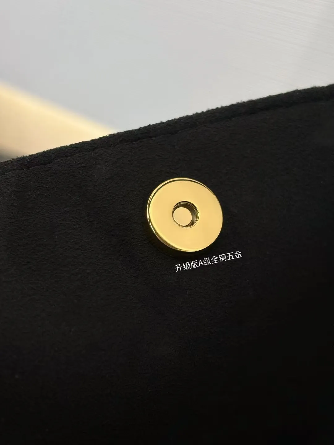P¥1460👉nfc163C01 dynamic chip👈 [100% MB special grade original leather, all steel hardware] This All In BB handbag integrates modern design concepts into elegant silhouette and ample space. Monogram Empreinte leather craftsmanship creates a simple bucket bag structure, the iconic nameplate and metal padlock highlight the exquisite details, and the adjustable handle pays homage to the brand's trunk-making heritage. Embossed grained cow leather - Cow leather trim - Textile lining - Metal hardware - Magnetic and hook closure - Removable zippered interior pocket - A brand name - Padlock - Holds your smartphone, keys, Zippy wallet and headphones - Shoulder strap: non-detachable, adjustable! ! Model: M13480; Size: 16x18x12CM
