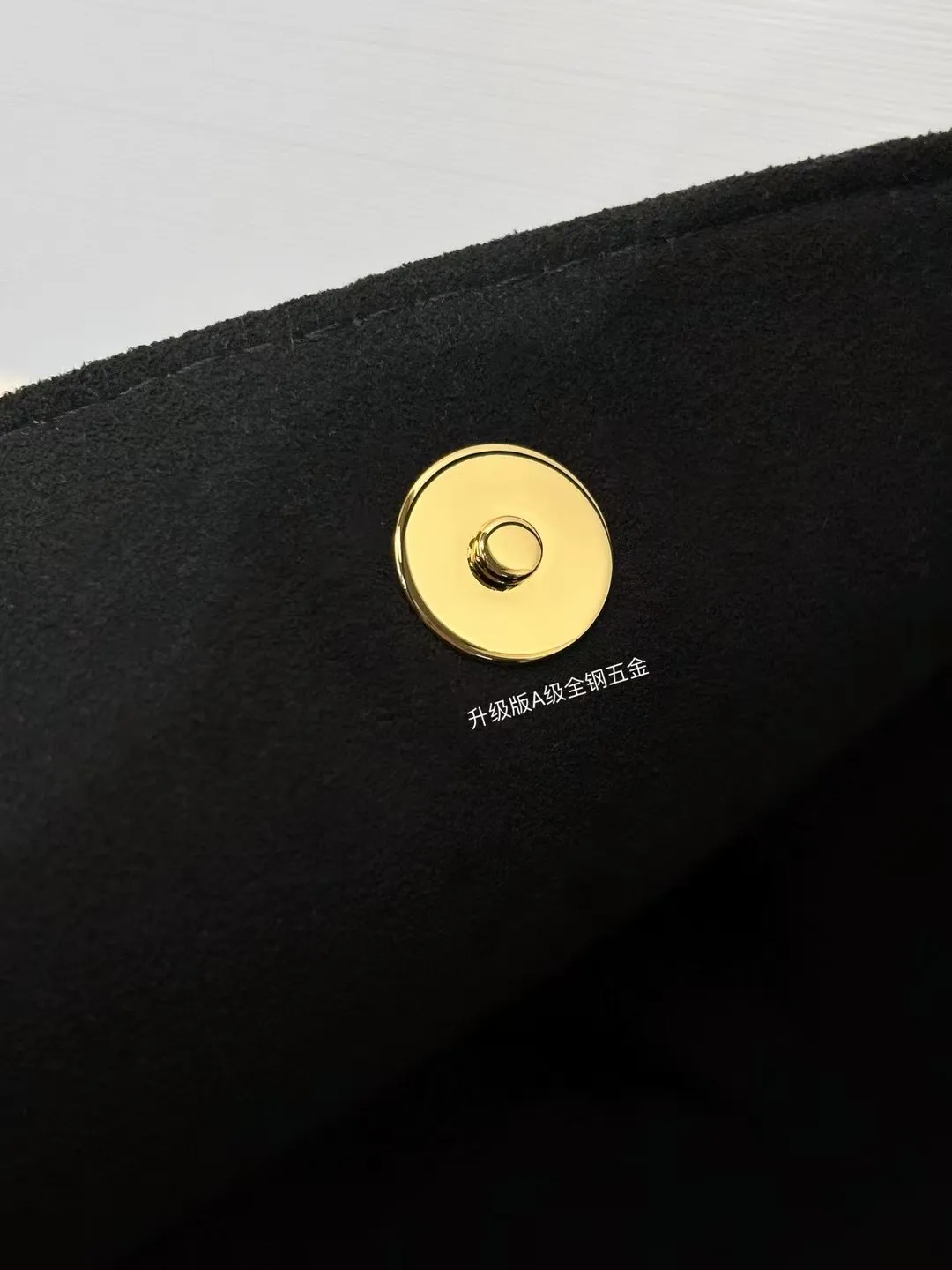 P¥1460👉nfc163C01 dynamic chip👈 [100% MB special grade original leather, all steel hardware] This All In BB handbag integrates modern design concepts into elegant silhouette and ample space. Monogram Empreinte leather craftsmanship creates a simple bucket bag structure, the iconic nameplate and metal padlock highlight the exquisite details, and the adjustable handle pays homage to the brand's trunk-making heritage. Embossed grained cow leather - Cow leather trim - Textile lining - Metal hardware - Magnetic and hook closure - Removable zippered interior pocket - A brand name - Padlock - Holds your smartphone, keys, Zippy wallet and headphones - Shoulder strap: non-detachable, adjustable! ! Model: M13480; Size: 16x18x12CM