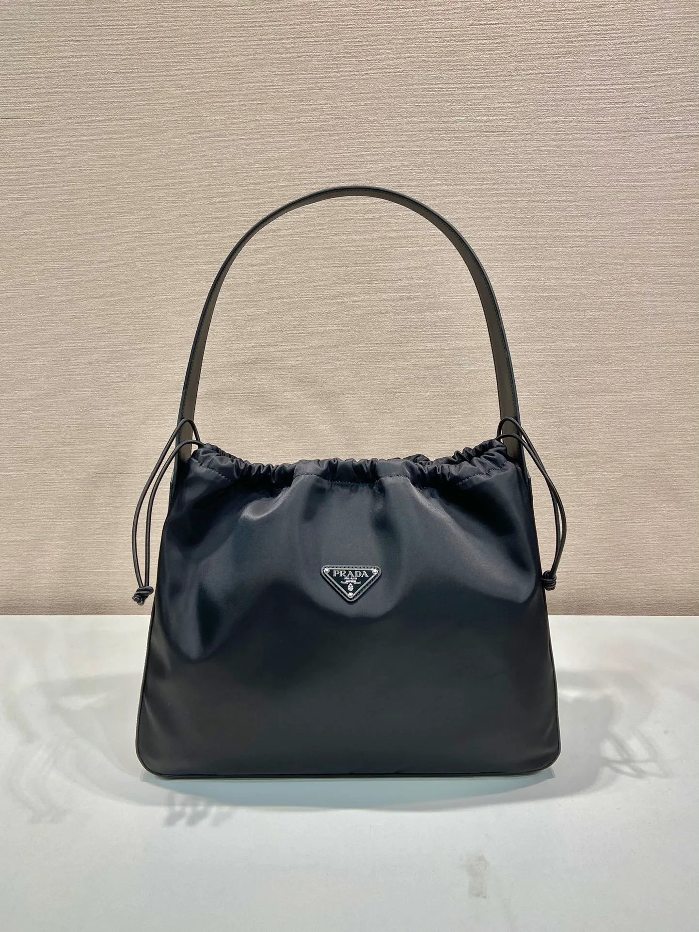 💰1120🎉Drawstring underarm bag🎉B6250 large/medium-hand bag🎉🎉 This new drawstring underarm bag is made of imported nylon fabric and calfskin. The shoulder straps and bottom/body of the bag are all calfskin. The drawstring design at the bag mouth looks extremely fashionable and beautiful. It has a large space, is simple and elegant, and is a popular middle-aged style that will never go out of style🎉🎉 Length 37x Height 30x Bottom 8cm🎉🎉🎉👏👏👏