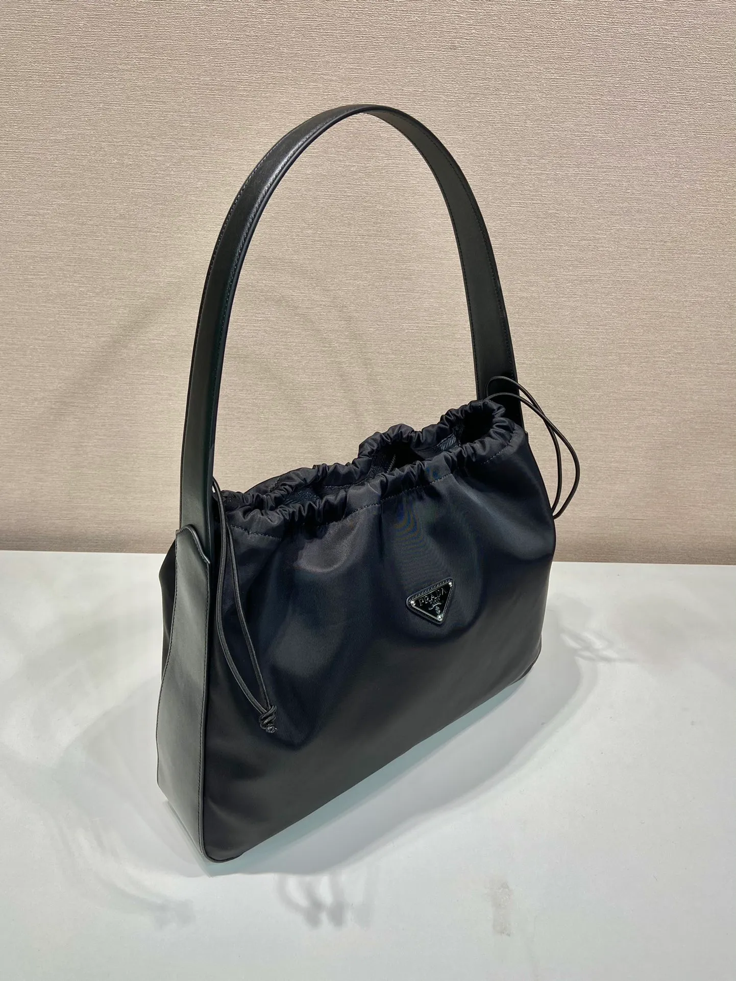 💰1120🎉Drawstring underarm bag🎉B6250 large/medium-hand bag🎉🎉 This new drawstring underarm bag is made of imported nylon fabric and calfskin. The shoulder straps and bottom/body of the bag are all calfskin. The drawstring design at the bag mouth looks extremely fashionable and beautiful. It has a large space, is simple and elegant, and is a popular middle-aged style that will never go out of style🎉🎉 Length 37x Height 30x Bottom 8cm🎉🎉🎉👏👏👏