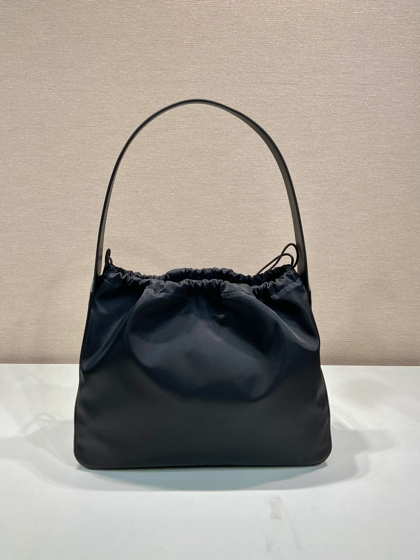 💰1120🎉Drawstring underarm bag🎉B6250 large/medium-hand bag🎉🎉 This new drawstring underarm bag is made of imported nylon fabric and calfskin. The shoulder straps and bottom/body of the bag are all calfskin. The drawstring design at the bag mouth looks extremely fashionable and beautiful. It has a large space, is simple and elegant, and is a popular middle-aged style that will never go out of style🎉🎉 Length 37x Height 30x Bottom 8cm🎉🎉🎉👏👏👏
