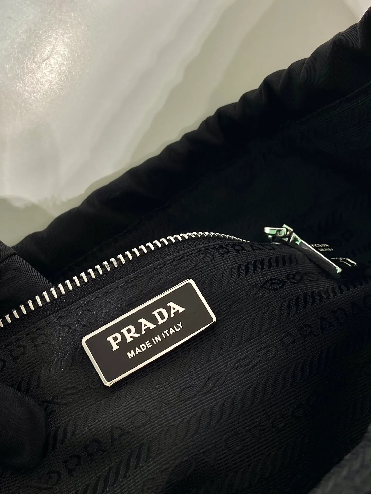 💰1120🎉Drawstring underarm bag🎉B6250 large/medium-hand bag🎉🎉 This new drawstring underarm bag is made of imported nylon fabric and calfskin. The shoulder straps and bottom/body of the bag are all calfskin. The drawstring design at the bag mouth looks extremely fashionable and beautiful. It has a large space, is simple and elegant, and is a popular middle-aged style that will never go out of style🎉🎉 Length 37x Height 30x Bottom 8cm🎉🎉🎉👏👏👏