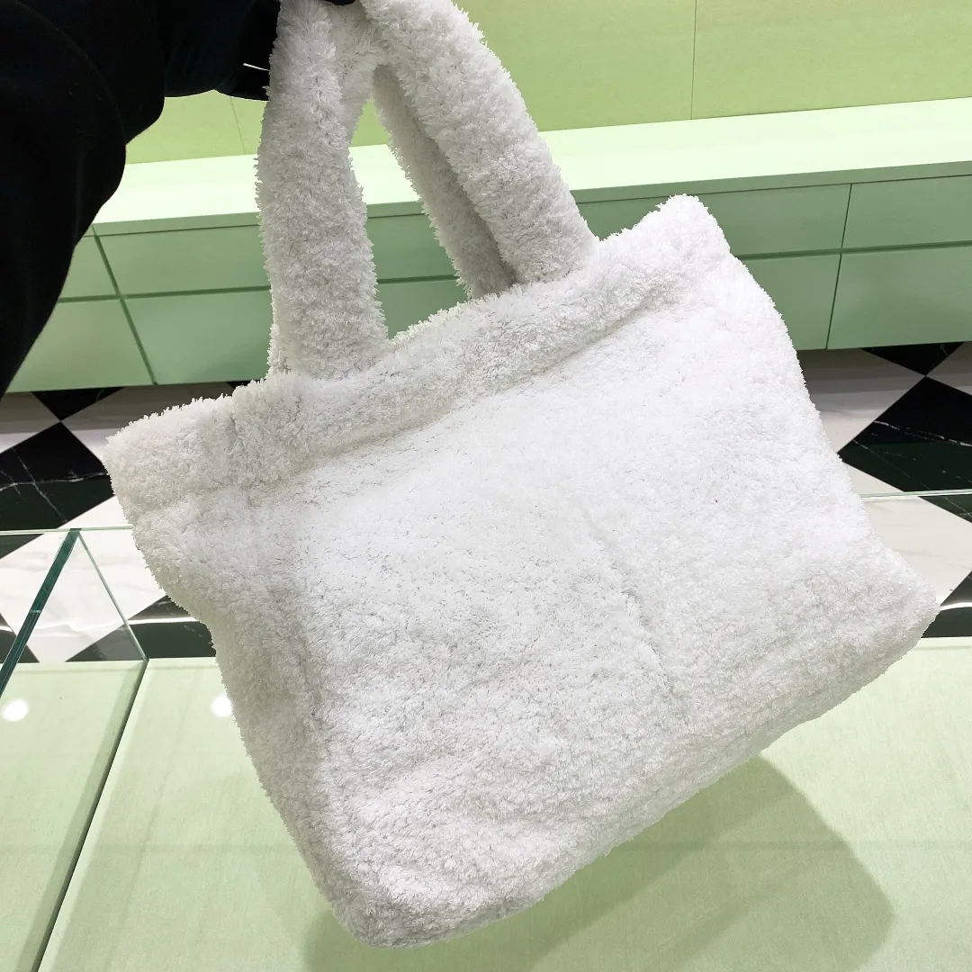 💰1160✨New product launch✨The latest terry fabric tote bag 1BG130 is made of soft terry fabric. Highly recognizable hand-embroidered design. Smart colors and fashionable charm. It is not only practical, light and beautiful. The spacious internal compartment is simply great👏 The new favorite of fashionistas. The perfect details are comparable to the brick cabinet Super 5🌟 Size: 40-34-16cm White