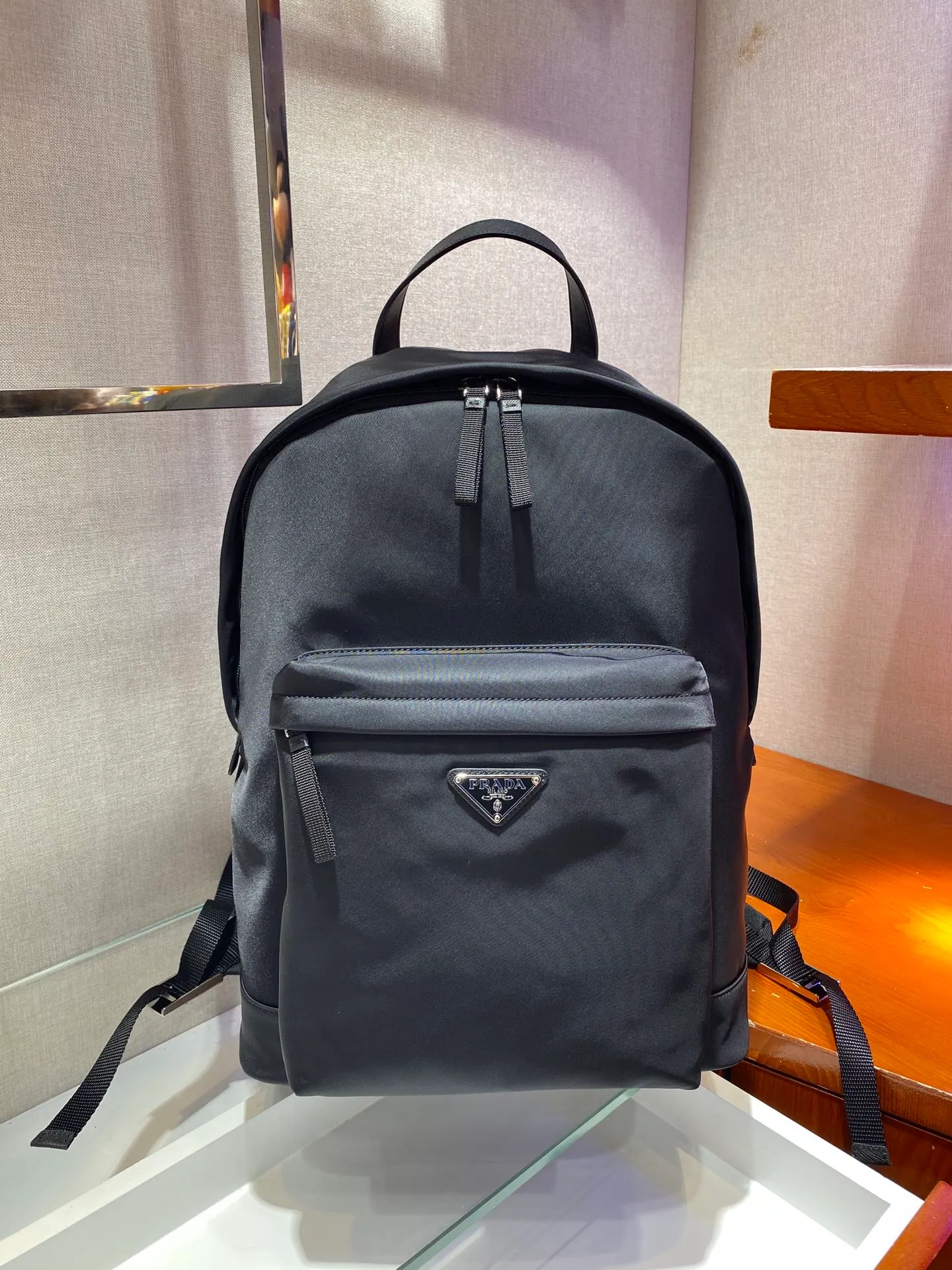 💰1260🎉New Backpack🎉The latest backpack 2V066A is made of imported Saffiano leather material and imported nylon fabric, adjustable nylon shoulder straps, and brushed metal accessories. This nylon backpack has multiple pockets and a padded back design. Lightweight and fashionable, it is also a popular style that will never go out of style. Get it now🙊🙊 Length 29x High 39x Bottom 16