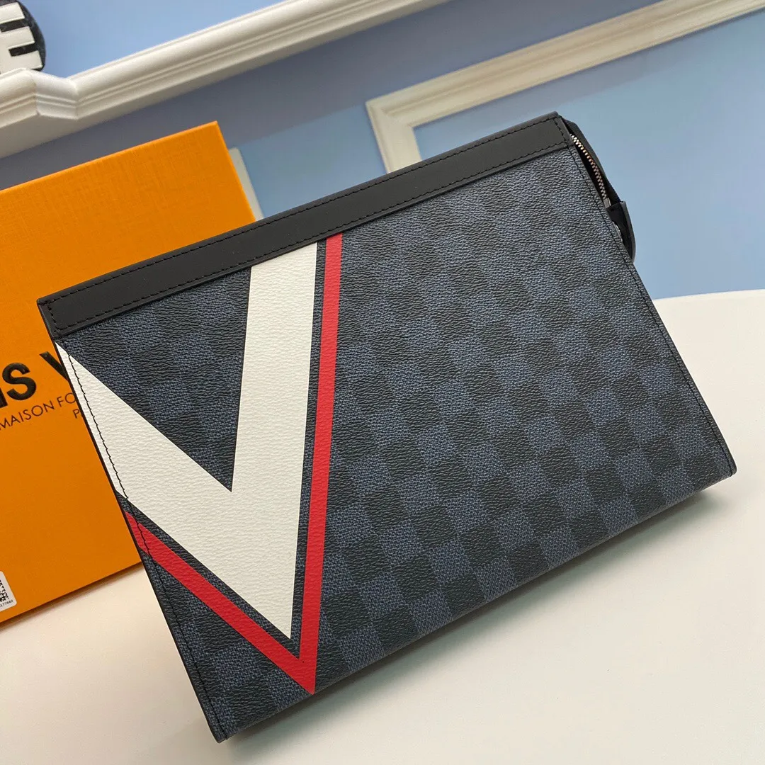 p¥400👉nfc dynamic chip version👈【Top original order, all-steel hardware】King of good products N64023 ✨This new Pochette Voyage handbag features expressive patterns and rich nautical style. The time-honored classic V Gaston logo draws dynamic and modern fashion lines on the eye-catching new version of Damier Latitude plaid pattern. It can be placed in the bag as a travel bag or held in the hand. Shows fashionable style. The spacious interior space and support panel design make it easy to access personal essentials. Size: 27x21cm with gift box