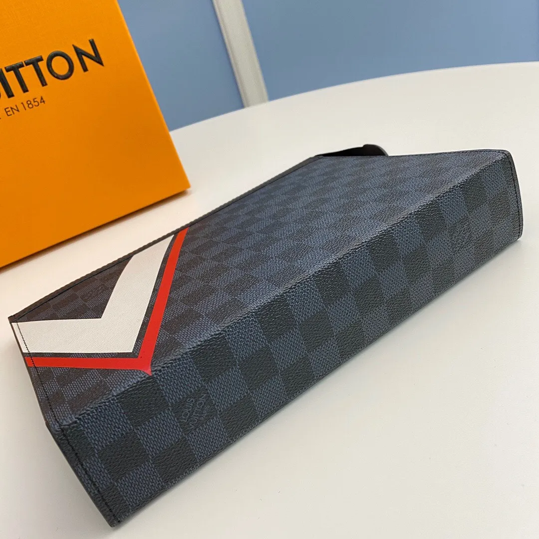 p¥400👉nfc dynamic chip version👈【Top original order, all-steel hardware】King of good products N64023 ✨This new Pochette Voyage handbag features expressive patterns and rich nautical style. The time-honored classic V Gaston logo draws dynamic and modern fashion lines on the eye-catching new version of Damier Latitude plaid pattern. It can be placed in the bag as a travel bag or held in the hand. Shows fashionable style. The spacious interior space and support panel design make it easy to access personal essentials. Size: 27x21cm with gift box