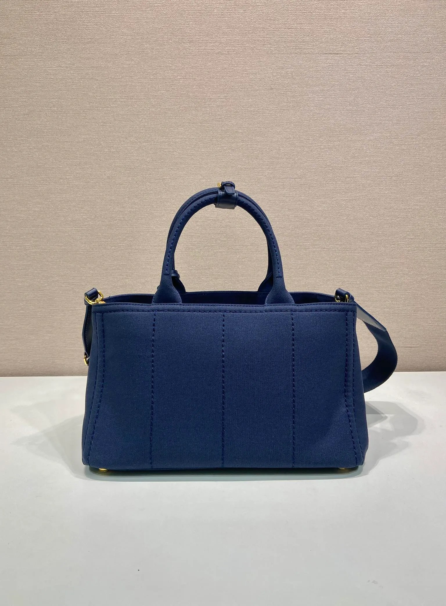 💰1200🎉New handbag🎉1BG554 medium size🎉🎉 Inspired by the timeless elements of nautical style, this mini handbag reinterprets the classic style. Made of cotton canvas with leather trim for a sophisticated and versatile look. Canvas handle, detachable and adjustable logo-printed woven shoulder strap, detachable leather keychain, can be carried by hand or on the shoulder, large capacity, so beautiful, another timeless and popular item🎉🎉worth owning🎉🎉 Length 33x Height 20x Bottom 18cm🎉🎉🎉💰💰💰