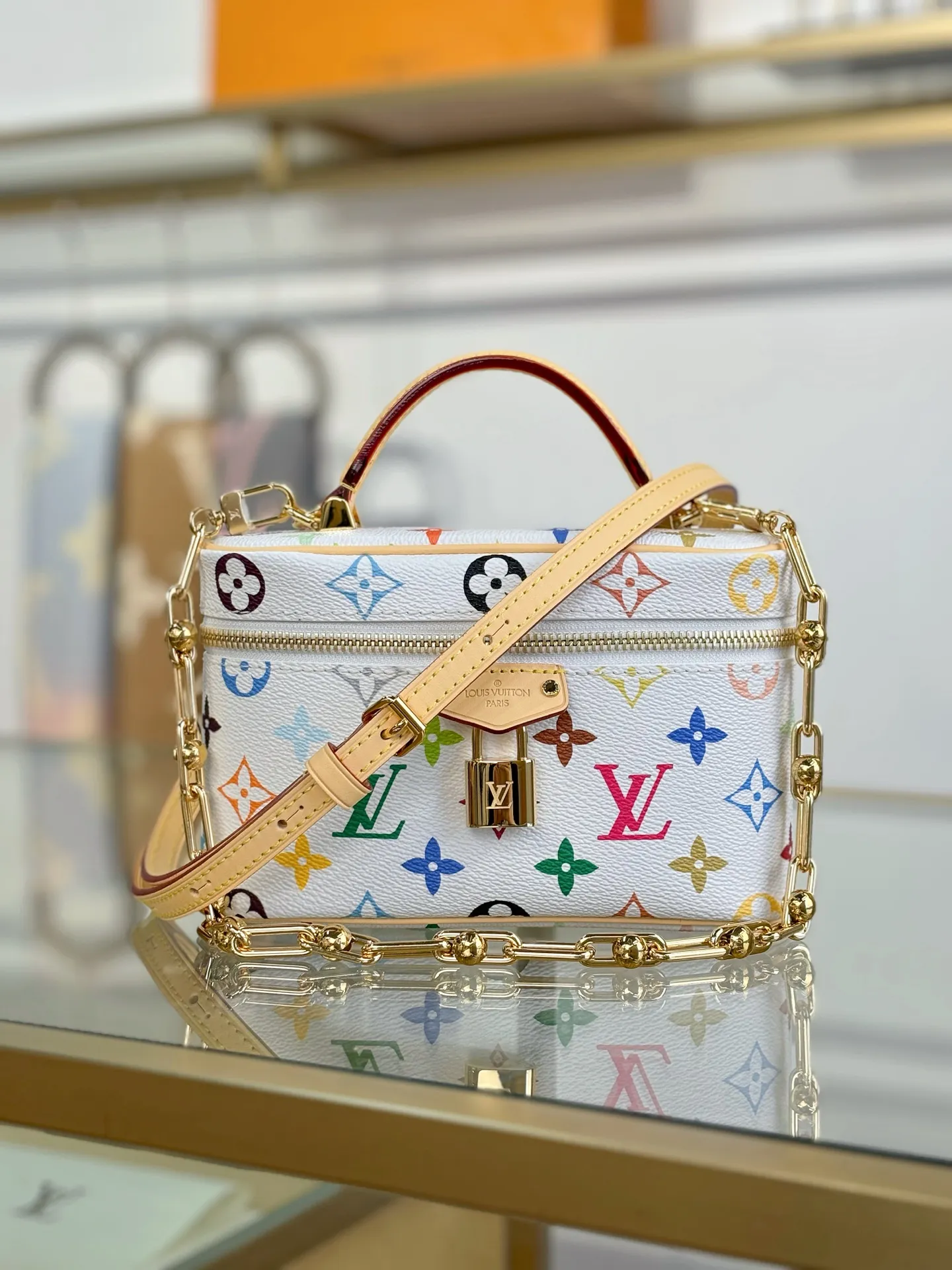 P¥1500👉nfc163C01 dynamic chip👈 [100% MB special grade, all-steel hardware, imported fabrics] This Vanity Pouch handbag is from the Louis Vuitton Coated canvas is trimmed with calfskin, while a zipper closure, detachable chain and LV-engraved padlock add a metallic sheen. Monogram coated canvas - Calf leather trim - Textile lining - Metal hardware - Zip closure - Padlock - Holds a smartphone, keys, headphones and short wallet - Shoulder strap: removable and adjustable! ! Model: M13662; Size: 19x11.5x6.5CM