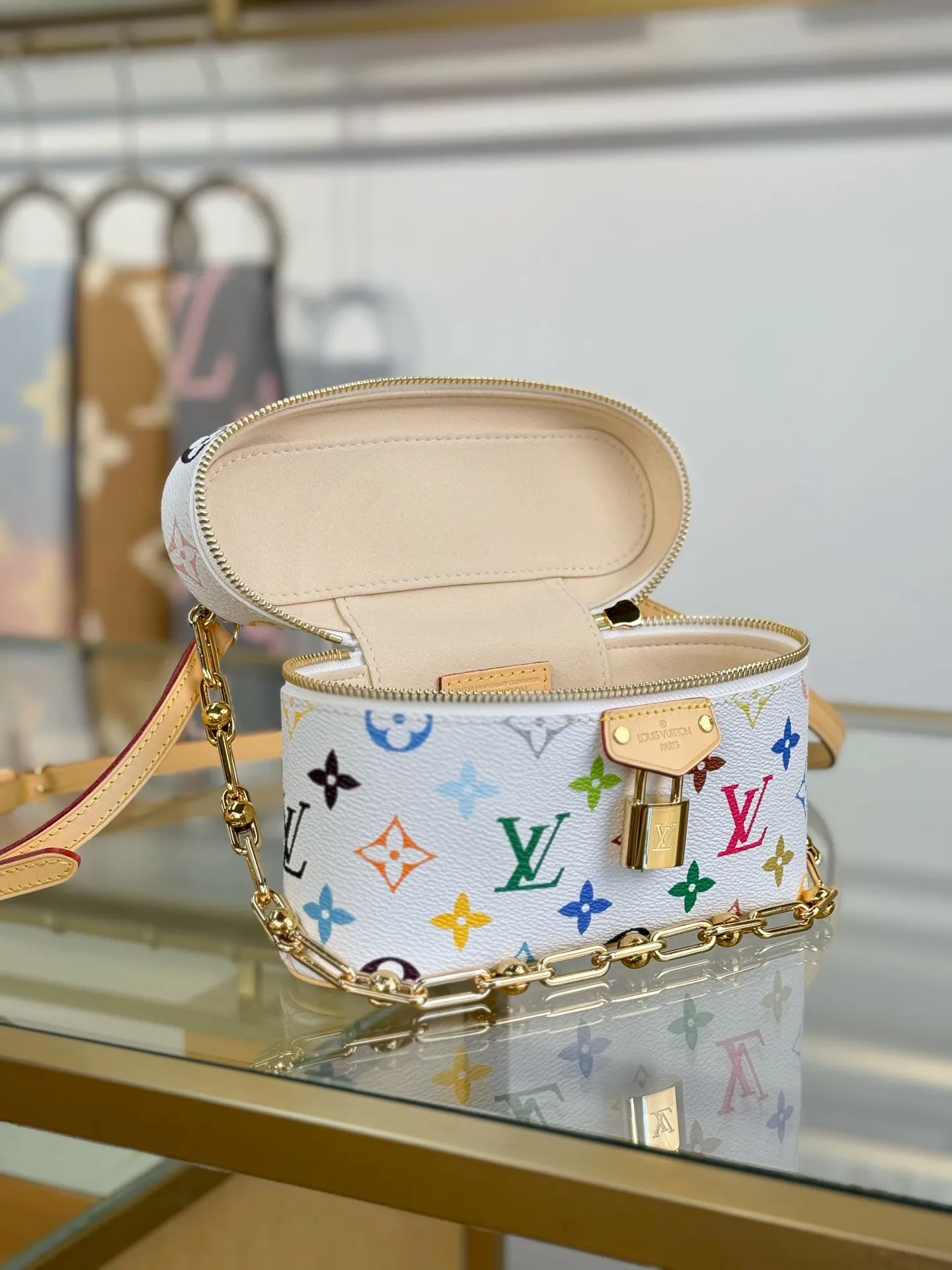 P¥1500👉nfc163C01 dynamic chip👈 [100% MB special grade, all-steel hardware, imported fabrics] This Vanity Pouch handbag is from the Louis Vuitton Coated canvas is trimmed with calfskin, while a zipper closure, detachable chain and LV-engraved padlock add a metallic sheen. Monogram coated canvas - Calf leather trim - Textile lining - Metal hardware - Zip closure - Padlock - Holds a smartphone, keys, headphones and short wallet - Shoulder strap: removable and adjustable! ! Model: M13662; Size: 19x11.5x6.5CM
