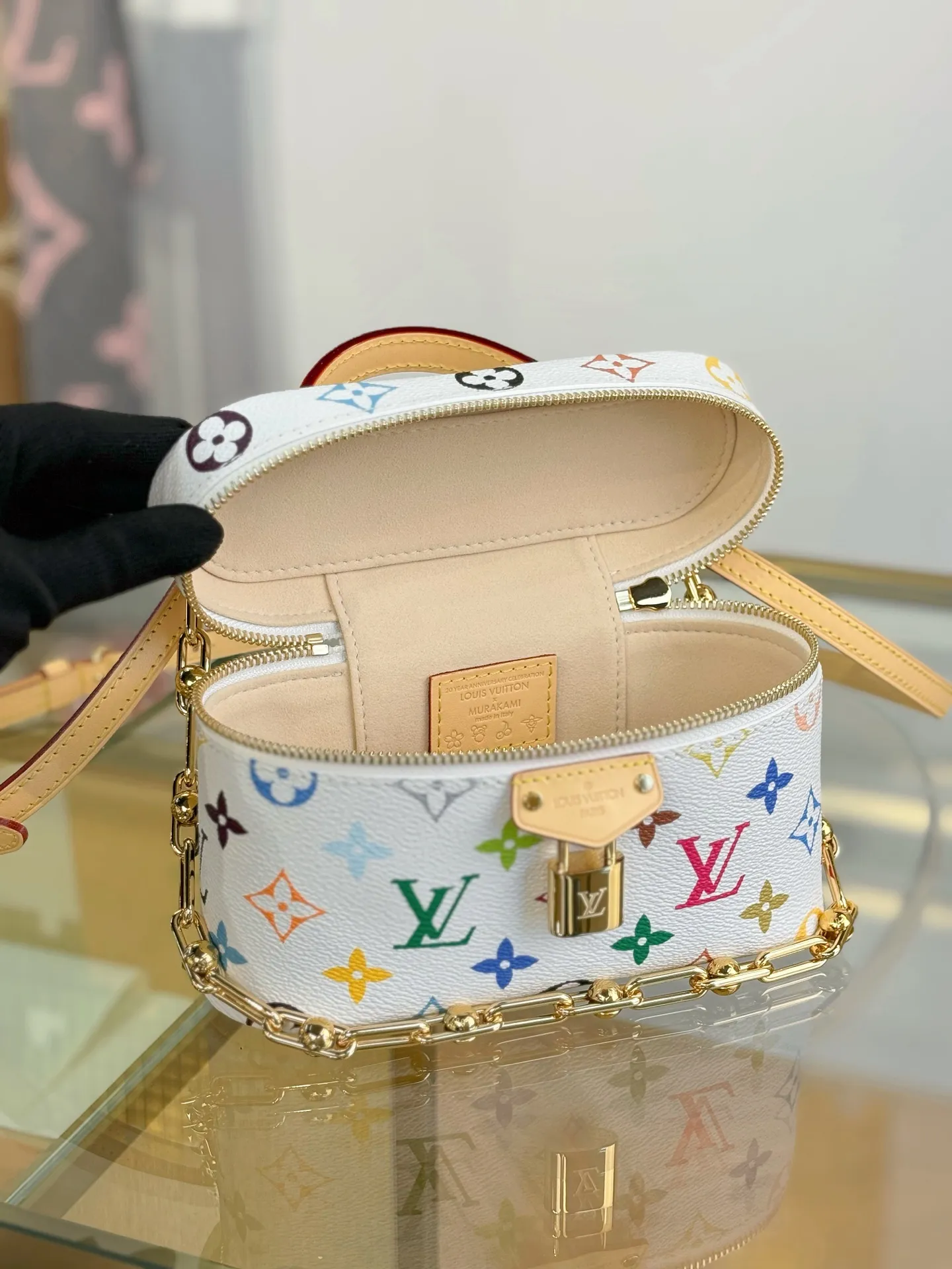 P¥1500👉nfc163C01 dynamic chip👈 [100% MB special grade, all-steel hardware, imported fabrics] This Vanity Pouch handbag is from the Louis Vuitton Coated canvas is trimmed with calfskin, while a zipper closure, detachable chain and LV-engraved padlock add a metallic sheen. Monogram coated canvas - Calf leather trim - Textile lining - Metal hardware - Zip closure - Padlock - Holds a smartphone, keys, headphones and short wallet - Shoulder strap: removable and adjustable! ! Model: M13662; Size: 19x11.5x6.5CM