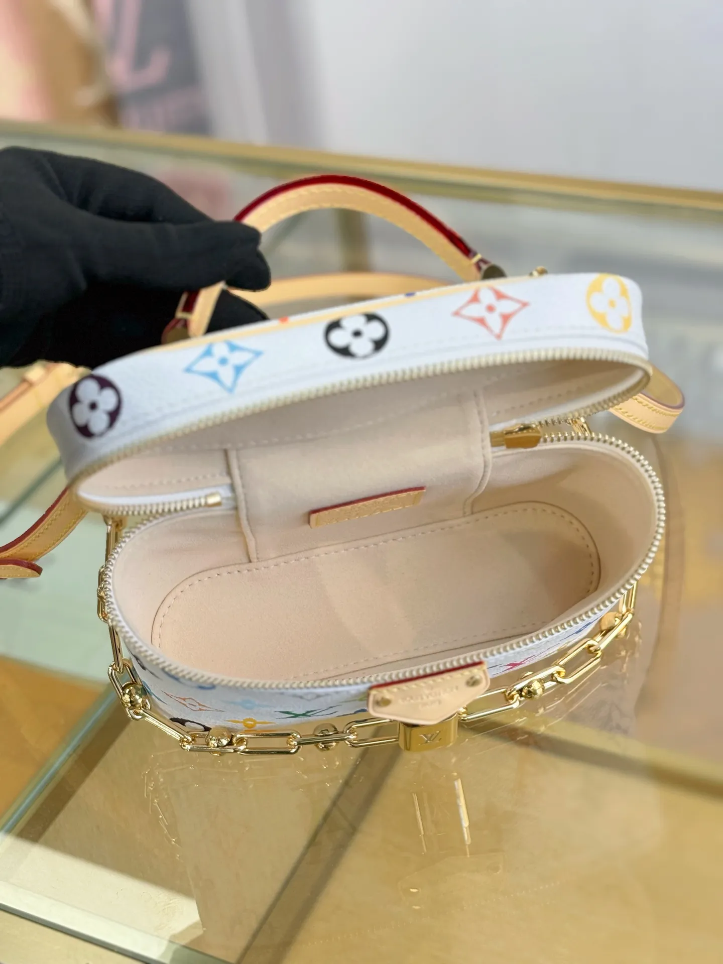 P¥1500👉nfc163C01 dynamic chip👈 [100% MB special grade, all-steel hardware, imported fabrics] This Vanity Pouch handbag is from the Louis Vuitton Coated canvas is trimmed with calfskin, while a zipper closure, detachable chain and LV-engraved padlock add a metallic sheen. Monogram coated canvas - Calf leather trim - Textile lining - Metal hardware - Zip closure - Padlock - Holds a smartphone, keys, headphones and short wallet - Shoulder strap: removable and adjustable! ! Model: M13662; Size: 19x11.5x6.5CM