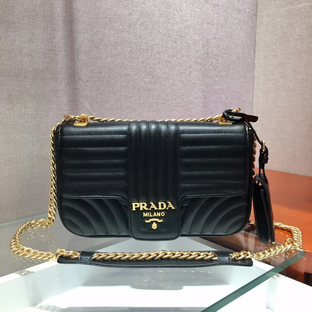 💰1800🎉Classic New Style🎉1BD108 New Style Arrival👏👏 Made of imported embroidered calfskin, top-grade hardware👍👍This new Diagramme medium leather handbag has an elegant silhouette, with a unique iconic stitched embossed pattern, and a coin pocket with flap closure, making it unique. Metal details such as the sliding shoulder strap and engraved logo highlight the design style, classic and fashionable, length 24x height 14x base 6cm