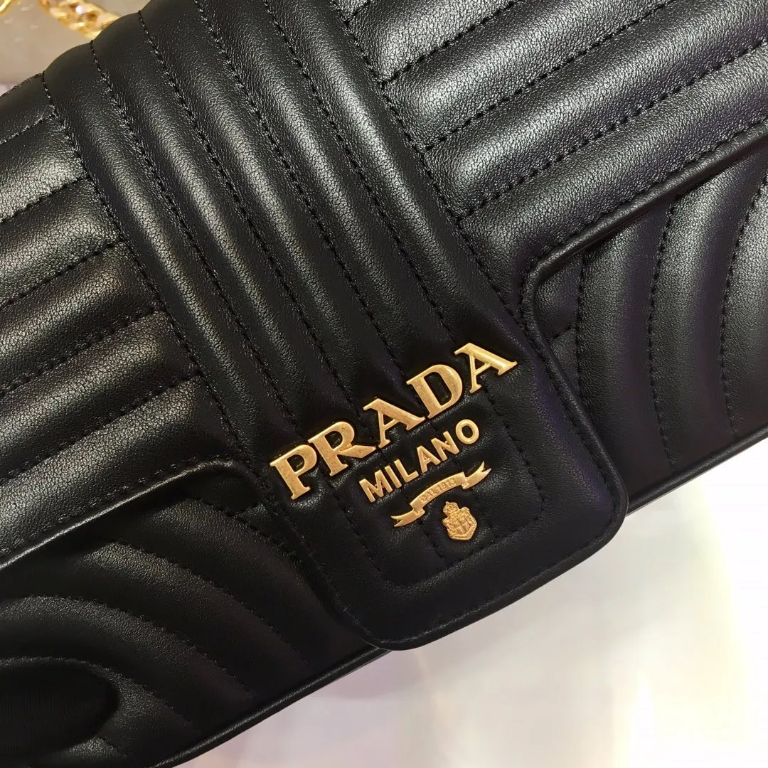 💰1800🎉Classic New Style🎉1BD108 New Style Arrival👏👏 Made of imported embroidered calfskin, top-grade hardware👍👍This new Diagramme medium leather handbag has an elegant silhouette, with a unique iconic stitched embossed pattern, and a coin pocket with flap closure, making it unique. Metal details such as the sliding shoulder strap and engraved logo highlight the design style, classic and fashionable, length 24x height 14x base 6cm
