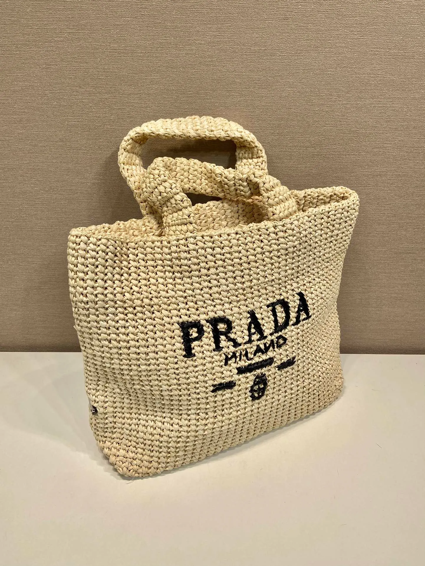 💰1960👏Fiber Tote Bag👏1BG408👏👏 This fiber tote bag is designed with imported raffia and is very handmade. Each bag is woven by hand with professional technology😘😘Lightweight and spacious, it has a summer style, and the effect of various matching clothes is very beautiful. Length 47x height 35x bottom 15cm