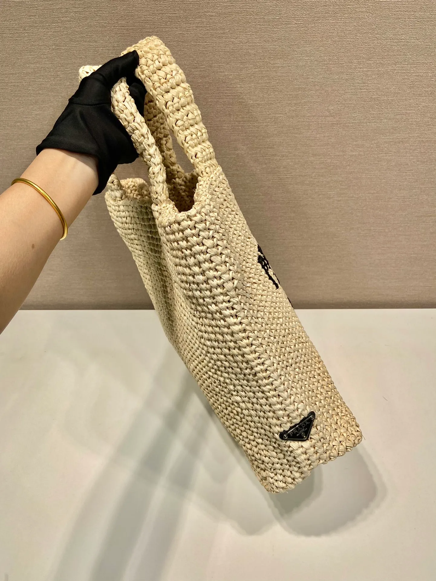 💰1960👏Fiber Tote Bag👏1BG408👏👏 This fiber tote bag is designed with imported raffia and is very handmade. Each bag is woven by hand with professional technology😘😘Lightweight and spacious, it has a summer style, and the effect of various matching clothes is very beautiful. Length 47x height 35x bottom 15cm