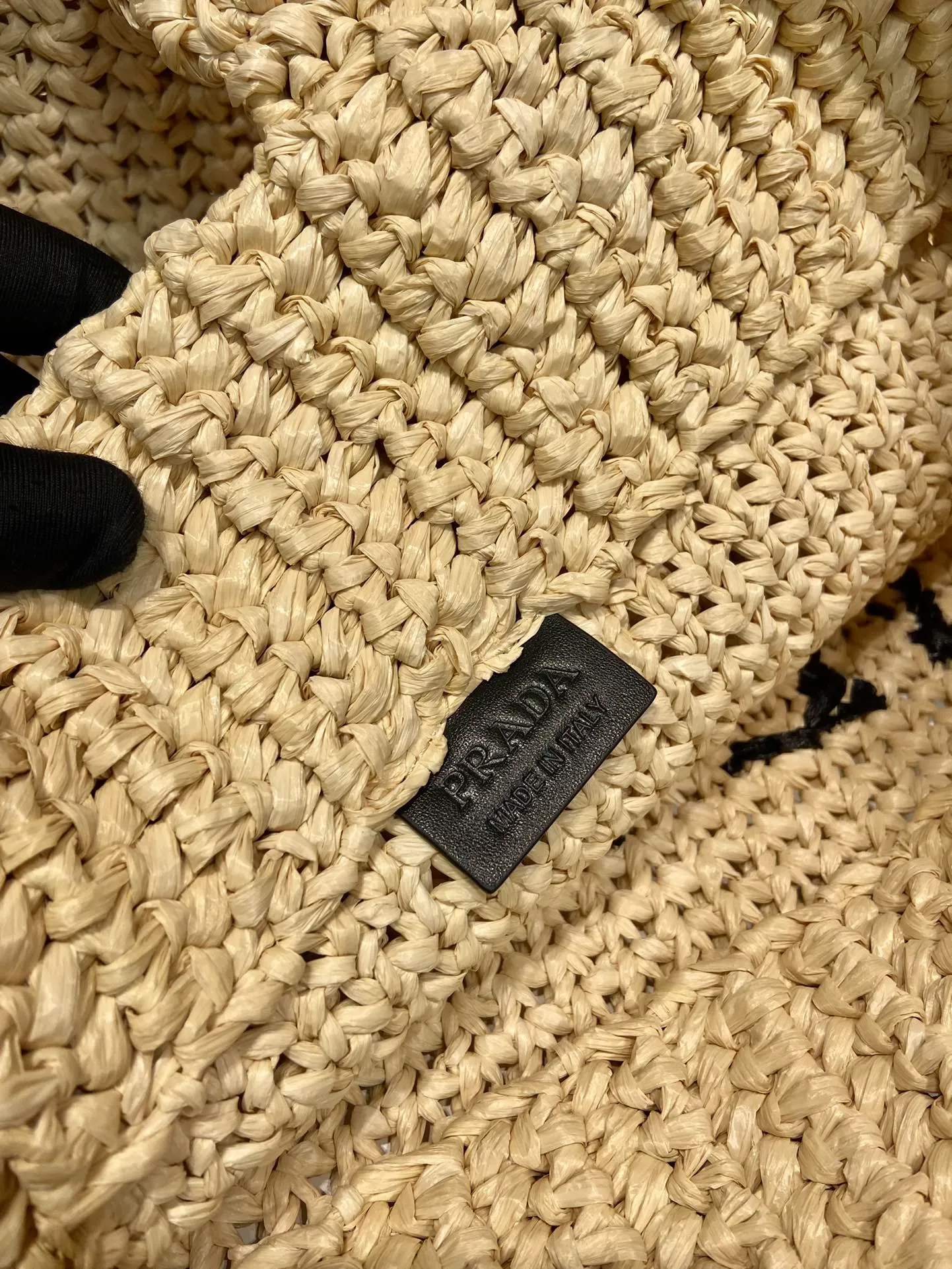 💰1960👏Fiber Tote Bag👏1BG408👏👏 This fiber tote bag is designed with imported raffia and is very handmade. Each bag is woven by hand with professional technology😘😘Lightweight and spacious, it has a summer style, and the effect of various matching clothes is very beautiful. Length 47x height 35x bottom 15cm
