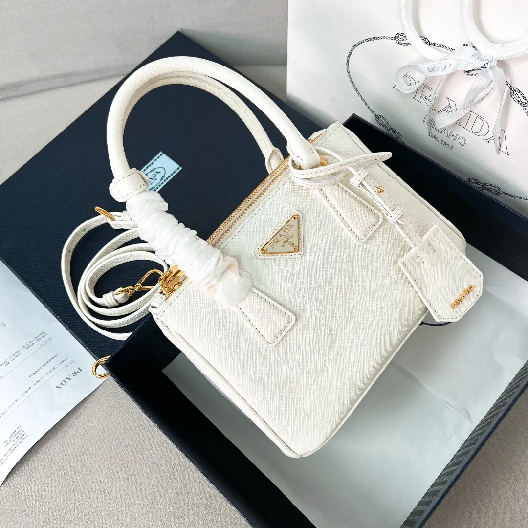 💰1700✨New product launch✨2025 early spring new Galleria Saffiano leather handbag - "Killer Bag" Mini No. 1BA906 People who understand fashion love killer bags. The bag should look like a killer bag. Carefully crafted with Saffiano cross pattern imported from Italy. Minimalist and capable bag shape with triangular metal lettering logo. Double zipper design of the middle main bag with extra large capacity. Double handles and detachable shoulder straps make it It can be carried by hand or carried cross-body on the shoulder. It can be opened and closed with side snap buttons. The bag body changes to add elegance and elegance. It is small and exquisite, adding a playful and fashionable feel. Size 20*14.5*9.5 White