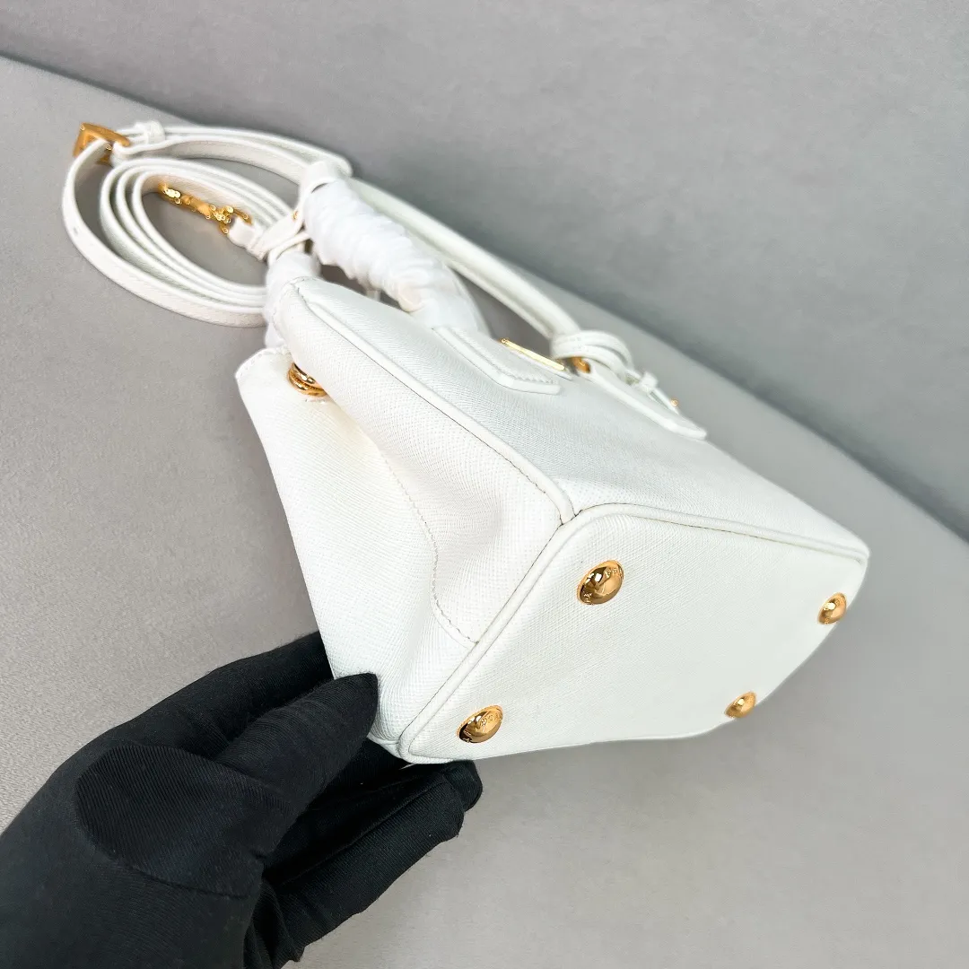 💰1700✨New product launch✨2025 early spring new Galleria Saffiano leather handbag - "Killer Bag" Mini No. 1BA906 People who understand fashion love killer bags. The bag should look like a killer bag. Carefully crafted with Saffiano cross pattern imported from Italy. Minimalist and capable bag shape with triangular metal lettering logo. Double zipper design of the middle main bag with extra large capacity. Double handles and detachable shoulder straps make it It can be carried by hand or carried cross-body on the shoulder. It can be opened and closed with side snap buttons. The bag body changes to add elegance and elegance. It is small and exquisite, adding a playful and fashionable feel. Size 20*14.5*9.5 White