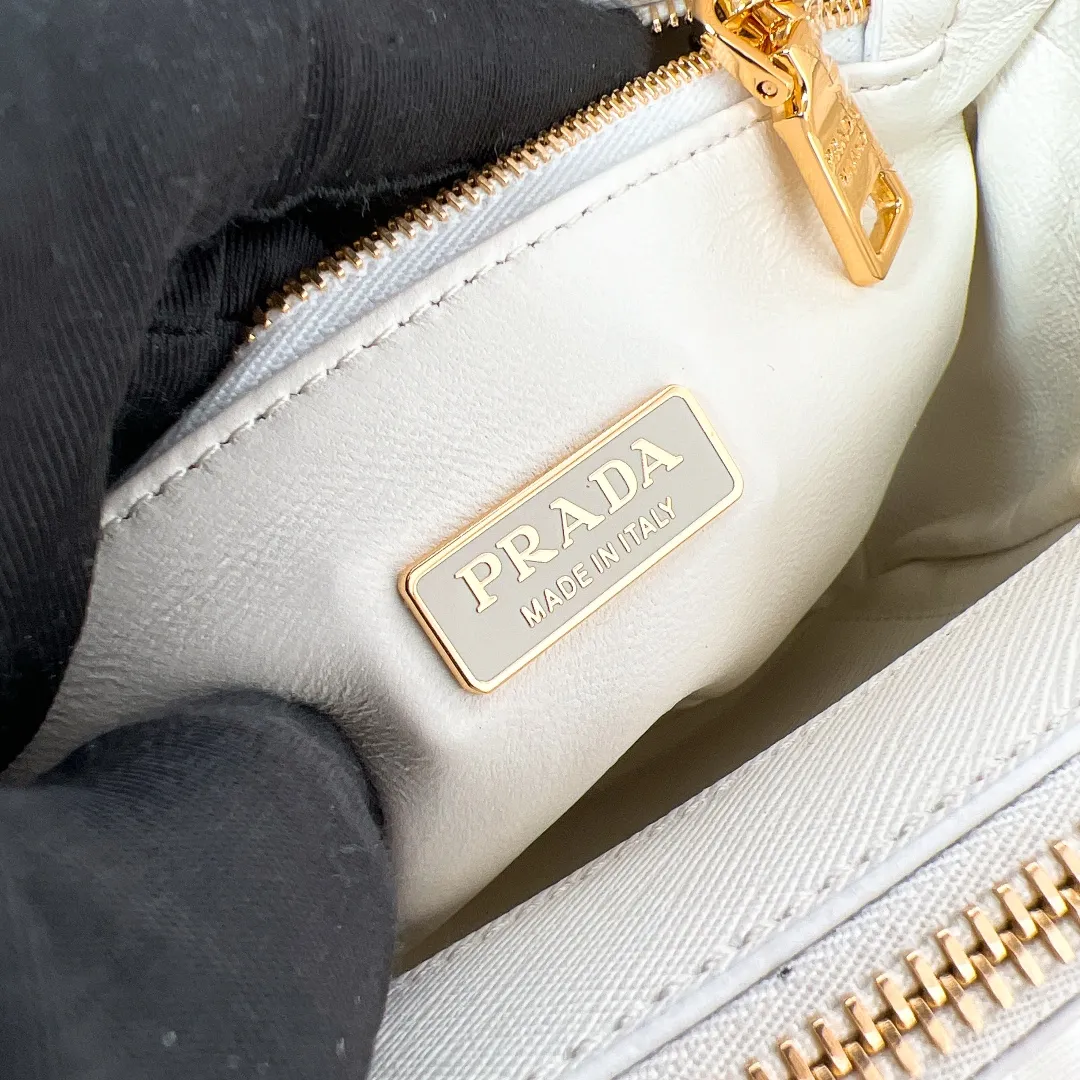 💰1700✨New product launch✨2025 early spring new Galleria Saffiano leather handbag - "Killer Bag" Mini No. 1BA906 People who understand fashion love killer bags. The bag should look like a killer bag. Carefully crafted with Saffiano cross pattern imported from Italy. Minimalist and capable bag shape with triangular metal lettering logo. Double zipper design of the middle main bag with extra large capacity. Double handles and detachable shoulder straps make it It can be carried by hand or carried cross-body on the shoulder. It can be opened and closed with side snap buttons. The bag body changes to add elegance and elegance. It is small and exquisite, adding a playful and fashionable feel. Size 20*14.5*9.5 White