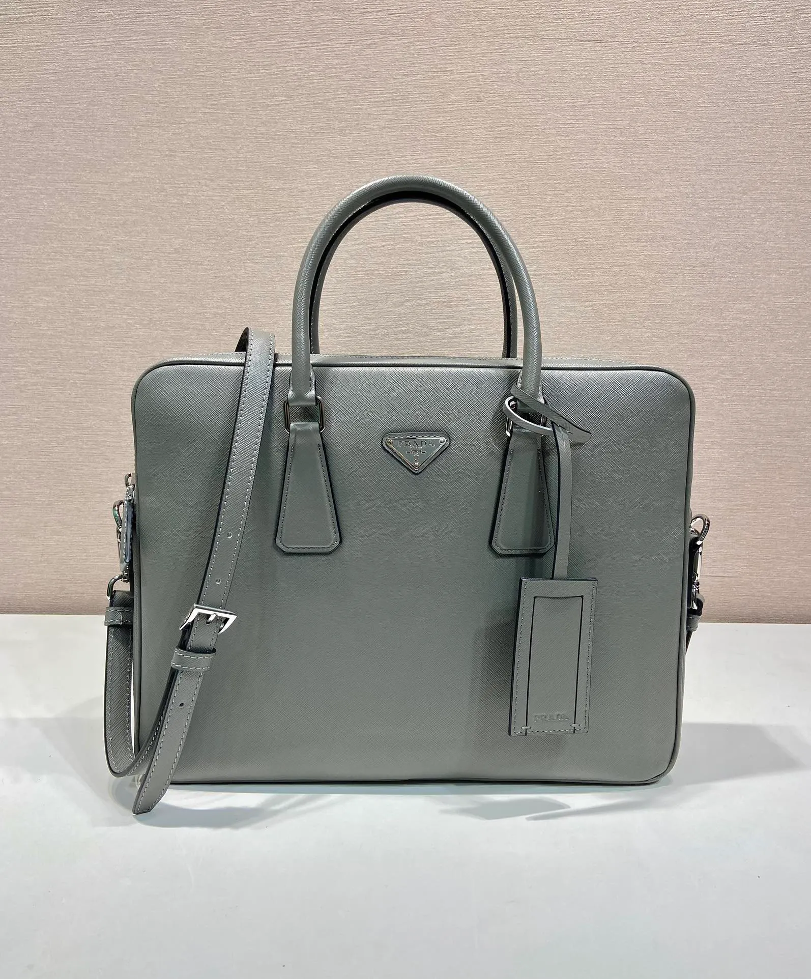 💰1840🎉Classic new color🎉2VE0368 is out of stock, bottom width is 3.5cm👻👻👻, synchronized with counters, lightweight + ultra-thin + solid Used, the style that men have always requested, top quality, 175 OEM code, length 37x height 28x base width 3.5cm.💪💪💪💰💰💰