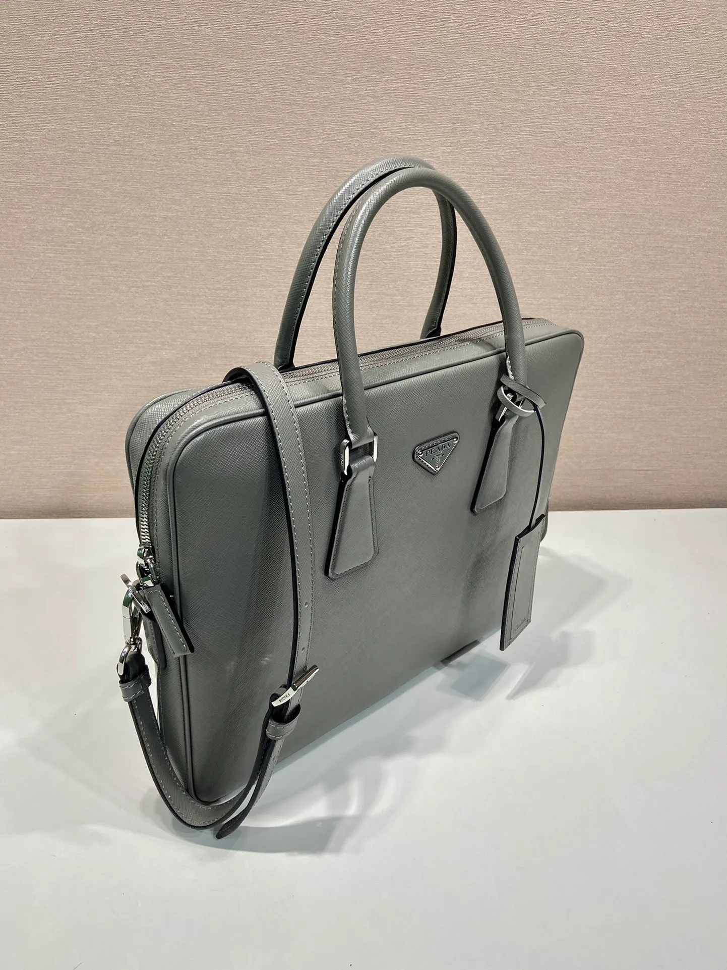 💰1840🎉Classic new color🎉2VE0368 is out of stock, bottom width is 3.5cm👻👻👻, synchronized with counters, lightweight + ultra-thin + solid Used, the style that men have always requested, top quality, 175 OEM code, length 37x height 28x base width 3.5cm.💪💪💪💰💰💰