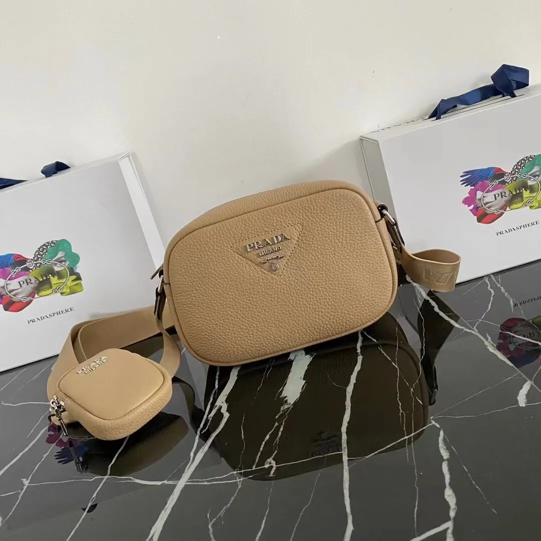 P1100¥ [Top original order]🎉New camera cross-body bag🎉1BH182 has arrived🎉🎉This cross-body bag is made of imported deerskin grain cowhide and equipped with an adjustable long shoulder strap. My favorite It’s a small bag on the shoulder strap😘It’s perfect😘, it has a large capacity, is simple and elegant, and feels super soft🎉Hurry up and get it🎉Dimensions: length 22x height 14.5x bottom 8cm🎉🎉🎉👏👏👏!