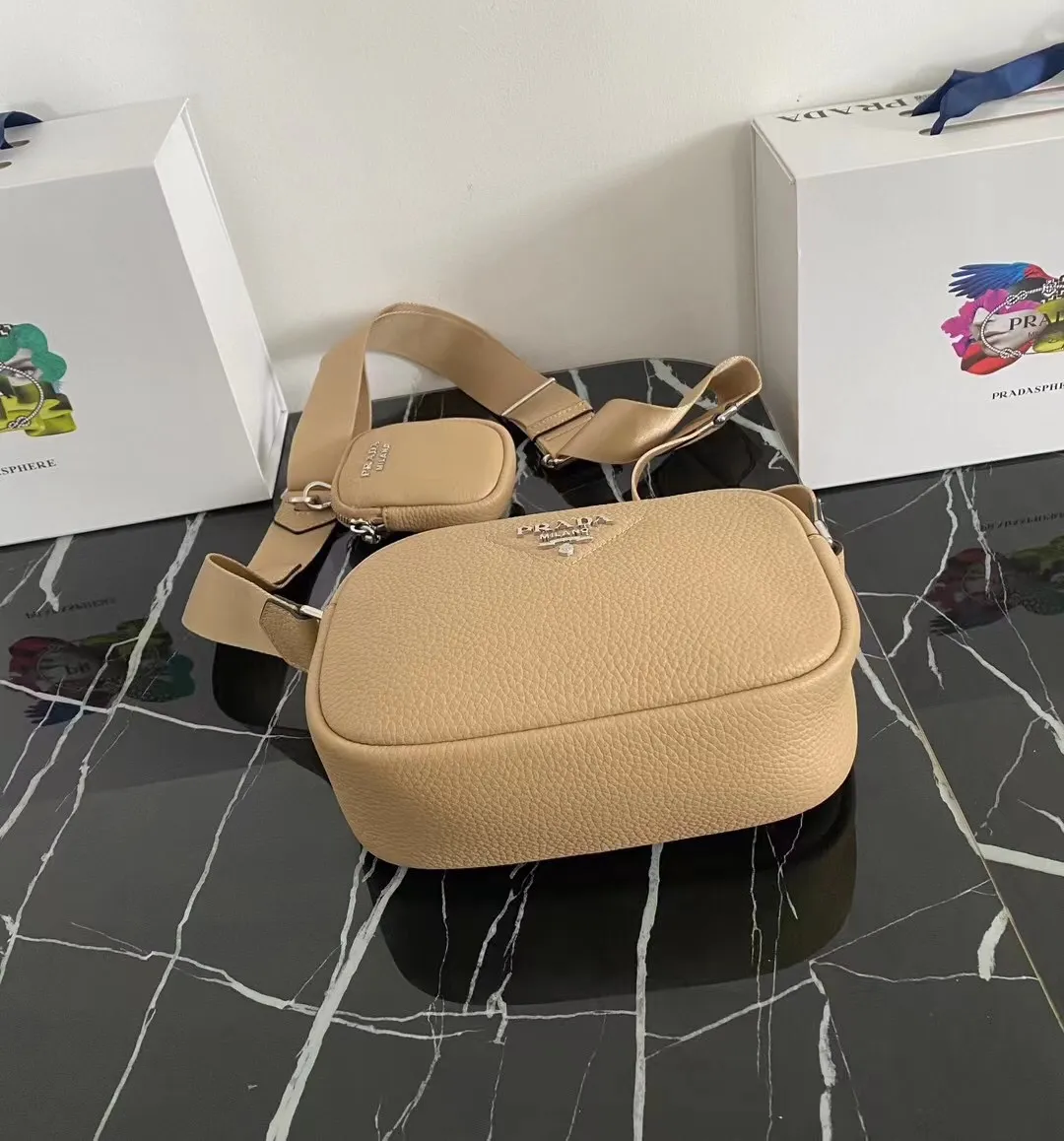 P1100¥ [Top original order]🎉New camera cross-body bag🎉1BH182 has arrived🎉🎉This cross-body bag is made of imported deerskin grain cowhide and equipped with an adjustable long shoulder strap. My favorite It’s a small bag on the shoulder strap😘It’s perfect😘, it has a large capacity, is simple and elegant, and feels super soft🎉Hurry up and get it🎉Dimensions: length 22x height 14.5x bottom 8cm🎉🎉🎉👏👏👏!
