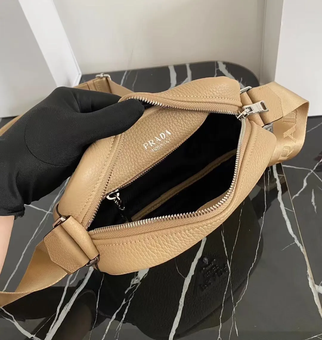 P1100¥ [Top original order]🎉New camera cross-body bag🎉1BH182 has arrived🎉🎉This cross-body bag is made of imported deerskin grain cowhide and equipped with an adjustable long shoulder strap. My favorite It’s a small bag on the shoulder strap😘It’s perfect😘, it has a large capacity, is simple and elegant, and feels super soft🎉Hurry up and get it🎉Dimensions: length 22x height 14.5x bottom 8cm🎉🎉🎉👏👏👏!
