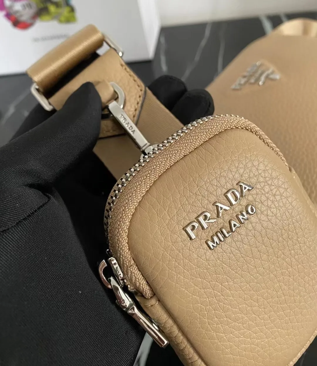 P1100¥ [Top original order]🎉New camera cross-body bag🎉1BH182 has arrived🎉🎉This cross-body bag is made of imported deerskin grain cowhide and equipped with an adjustable long shoulder strap. My favorite It’s a small bag on the shoulder strap😘It’s perfect😘, it has a large capacity, is simple and elegant, and feels super soft🎉Hurry up and get it🎉Dimensions: length 22x height 14.5x bottom 8cm🎉🎉🎉👏👏👏!
