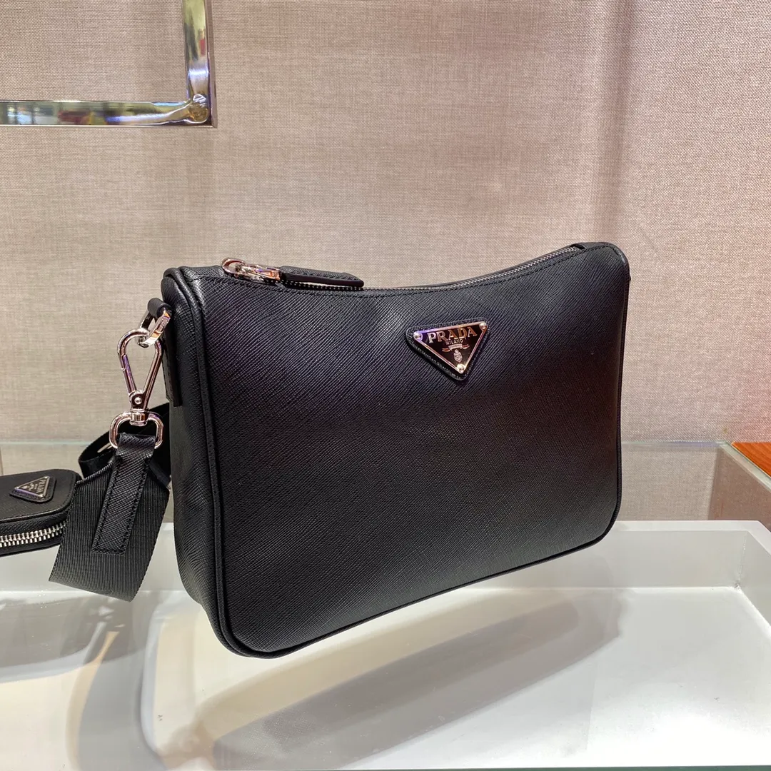 💰1320🎉Full leather three-in-one😘😘Model No. 2VH113 full leather/cross-grain cowhide😘😘Internet celebrity handsome guys and beautiful girl group are crazy about growing grass and taking the fashion circle by storm. Three-in-one has released a new model! 👏👏The design of this three-in-one bag is great👍👍It is equipped with a detachable long shoulder strap. What I love most is that the shoulder strap also has a small pendant (small bag) hanging on it. It can also be hung on other bags and pants as accessories 🙊🙊It can be matched with various clothes. Question😘😘Babies, hurry up and buy it. It’s for men and women. It’s so handsome🙊🙊Length 24xHeight 18.5xBase 6cm
