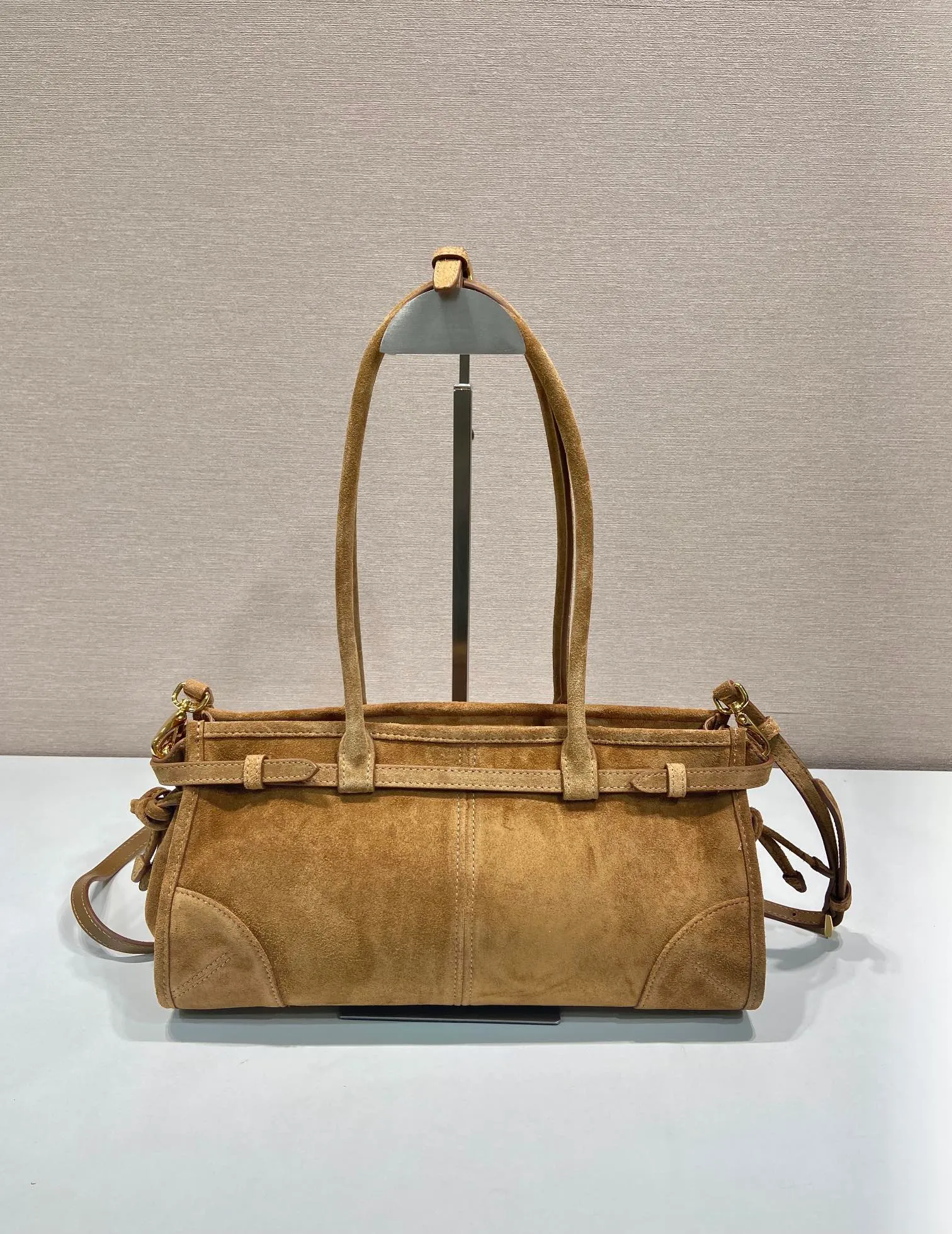 💰1660🎉LusSolf nubuck leather🎉1BA426 cinnamon color🎉🎉 This hand-held crossbody bag is made of imported nubuck leather, exuding a classic atmosphere. It is equipped with a detachable and adjustable long shoulder strap, which is convenient for different occasions. It has a very large capacity and is easy to use. It is definitely a must-have for fashionistas. Hurry up and take this retro style handbag home! Length 32x Height 15.5x Bottom 12cm🎉🎉🎉👏👏👏