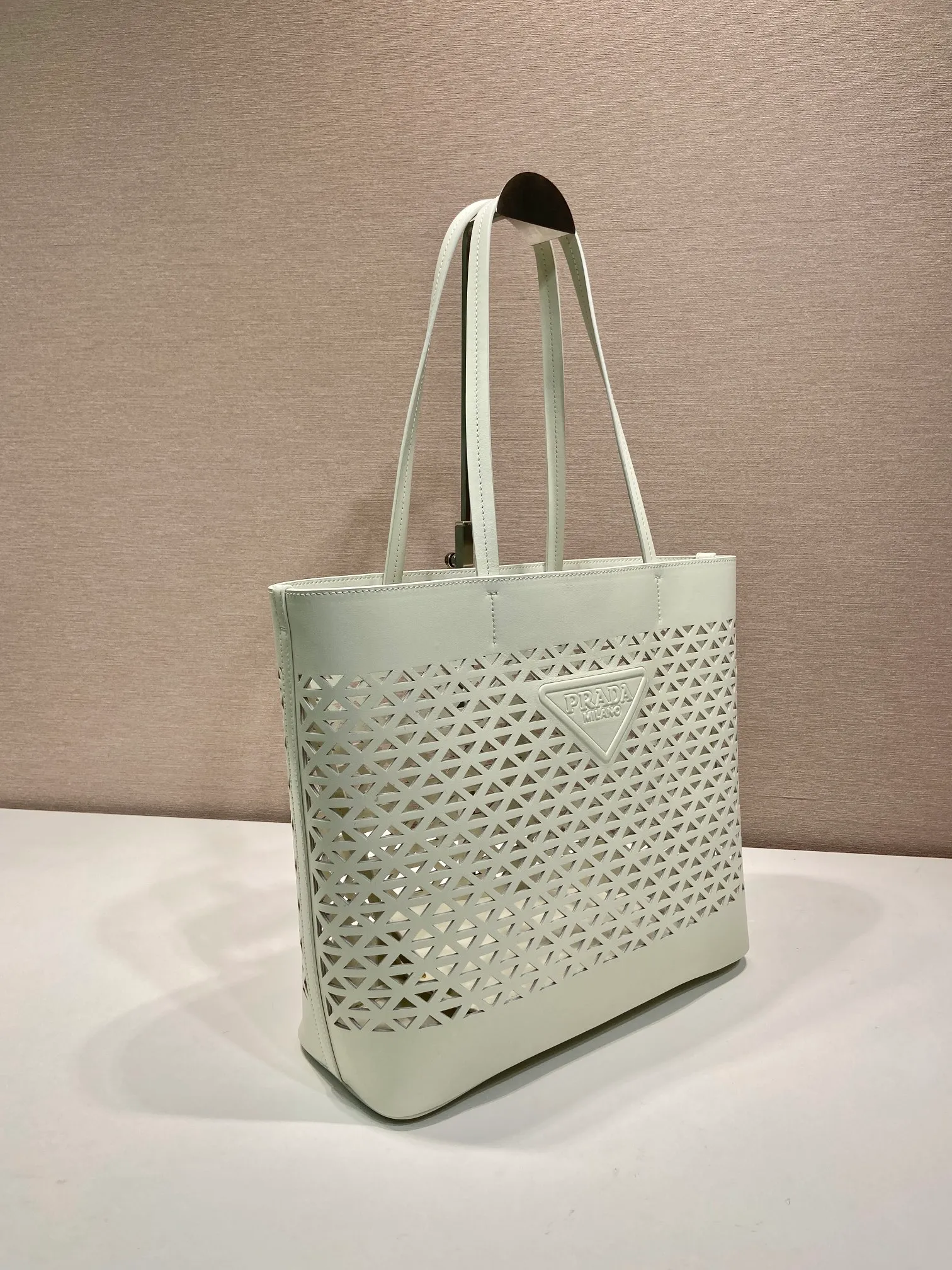 💰1760🎉Skeleton Tote Bag🎉1BG503 Skeleton🎉🎉 This hollow tote bag evolves the classic triangle into a modernist geometric pattern, injecting versatile and fashionable design elements. Comes with detachable clutch. Made of laser-cut perforated leather, it has ample capacity and the embossed letter logo is the icing on the cake. The upper body effect is very fashionable and elegant. It is worth owning. Length 32x Height 29x Bottom 13cm🎉🎉🎉👏👏👏