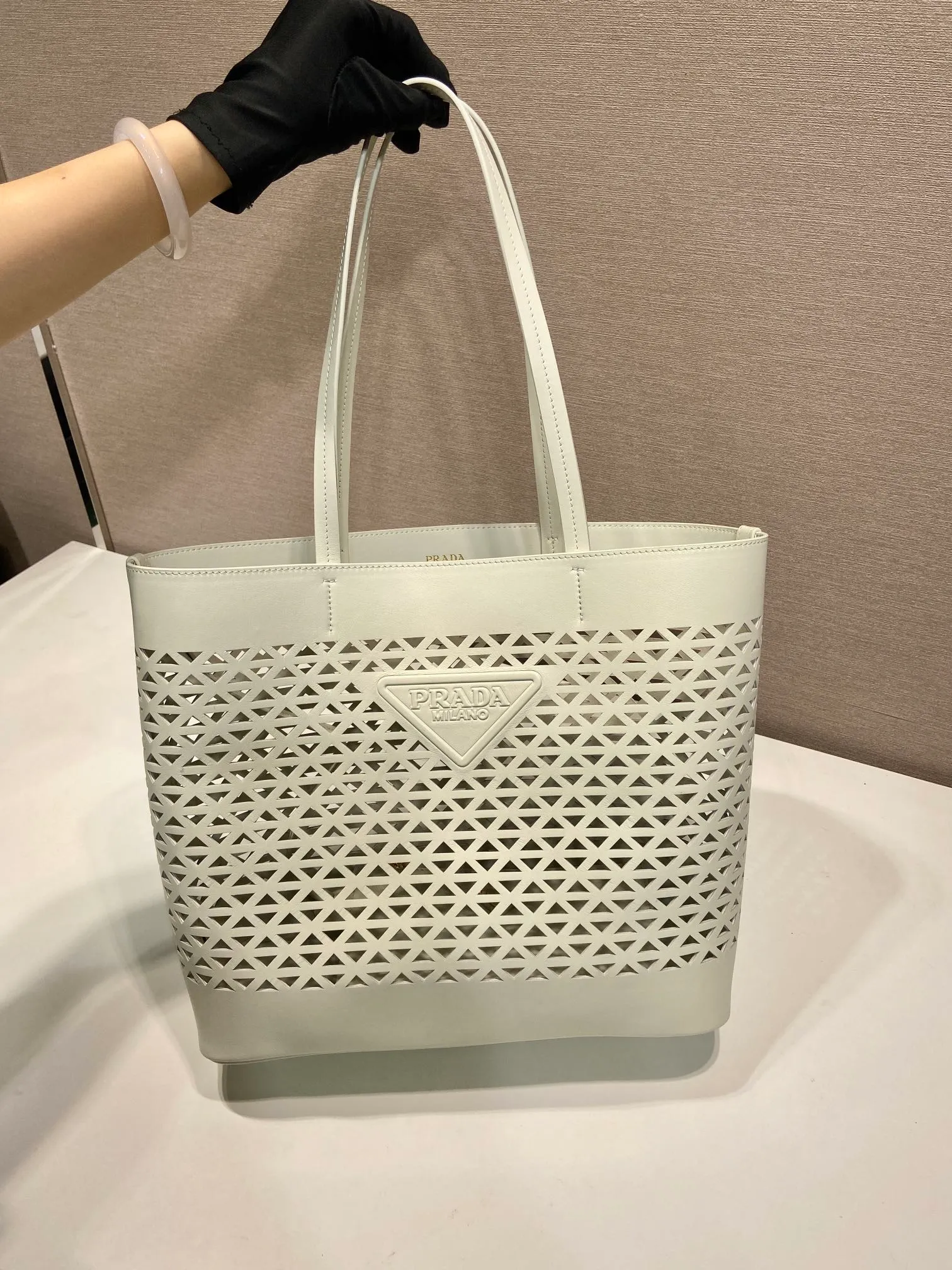 💰1760🎉Skeleton Tote Bag🎉1BG503 Skeleton🎉🎉 This hollow tote bag evolves the classic triangle into a modernist geometric pattern, injecting versatile and fashionable design elements. Comes with detachable clutch. Made of laser-cut perforated leather, it has ample capacity and the embossed letter logo is the icing on the cake. The upper body effect is very fashionable and elegant. It is worth owning. Length 32x Height 29x Bottom 13cm🎉🎉🎉👏👏👏