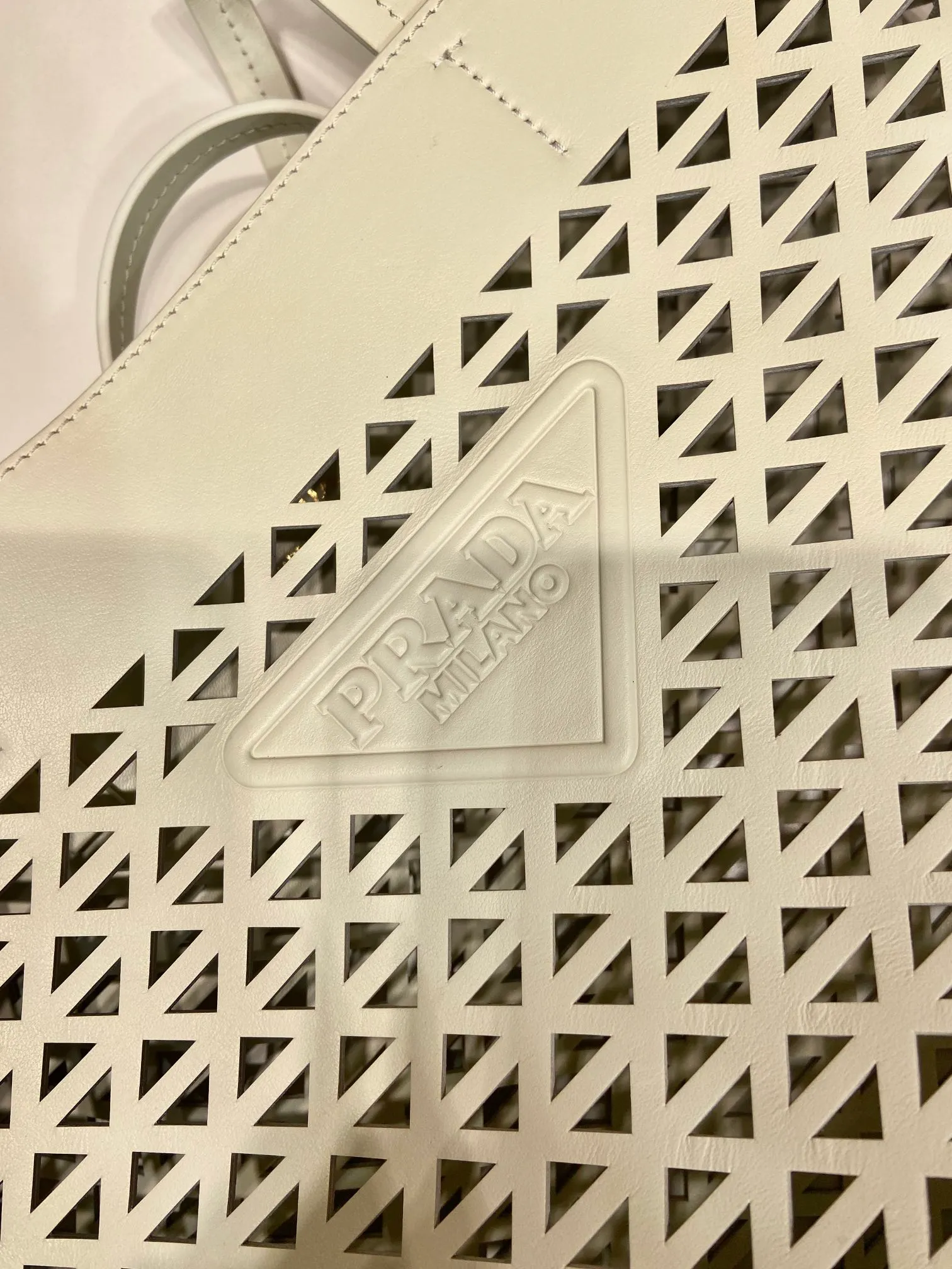 💰1760🎉Skeleton Tote Bag🎉1BG503 Skeleton🎉🎉 This hollow tote bag evolves the classic triangle into a modernist geometric pattern, injecting versatile and fashionable design elements. Comes with detachable clutch. Made of laser-cut perforated leather, it has ample capacity and the embossed letter logo is the icing on the cake. The upper body effect is very fashionable and elegant. It is worth owning. Length 32x Height 29x Bottom 13cm🎉🎉🎉👏👏👏