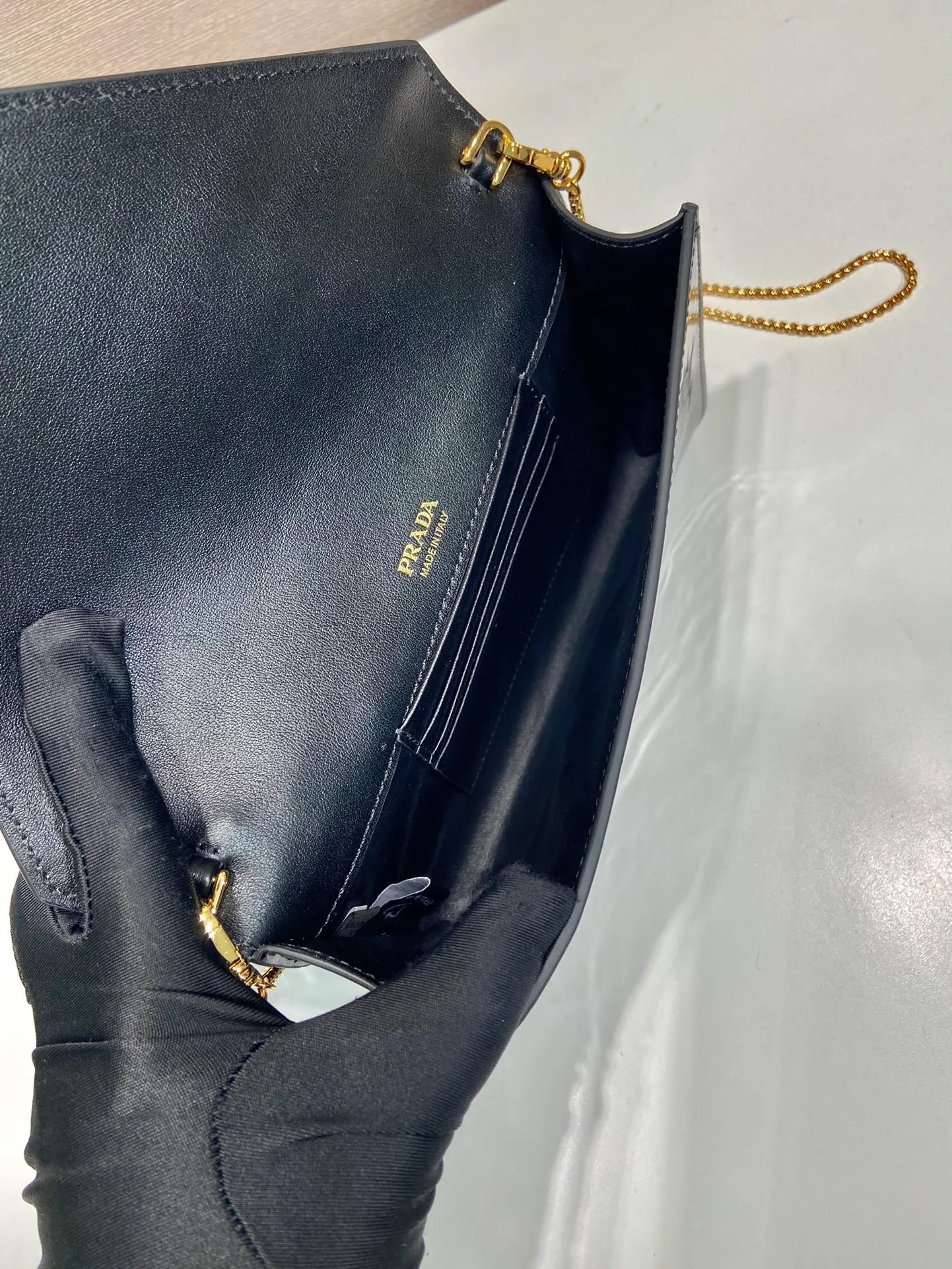 💰1120🎉Patent Leather Envelope Bag🎉1Bp102 Clutch🎉🎉 The gloss of patent leather highlights the elegant silhouette of this mini handbag, injecting it with a modern flavor. Featuring a detachable chain shoulder strap and a nappa leather interior with card slots, this bag features a signature triangle logo on the magnetic closure for a timeless and instantly recognizable look. It can also be used as a handbag/shoulder bag/crossbody. It has many functions and can be exchanged for different occasions. Another hot item from internet celebrities🎉🎉 Length 20x height 11.5cm🎉🎉🎉👏👏👏