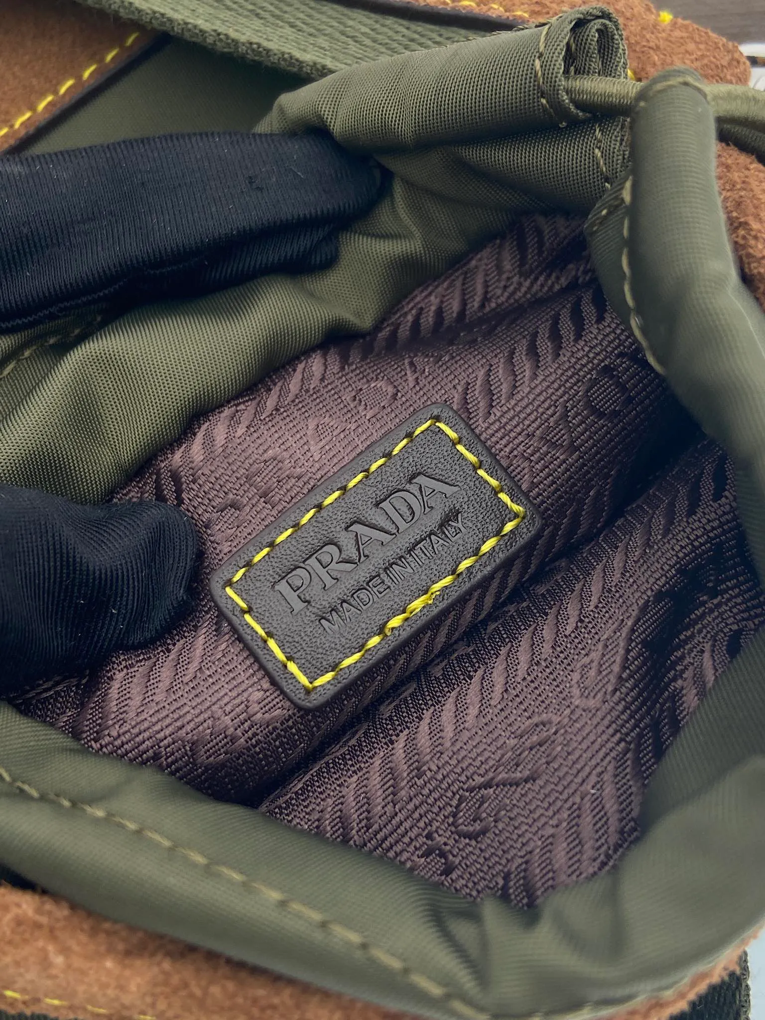 💰760🎉New mobile phone case bag🎉2ZH155 cork color🎉👏 This mobile phone bag is made of innovative Re-Nylon regenerated nylon, showing a modern urban style. Adjustable nylon webbing shoulder straps and drawstring closure add a unique touch. The front logo and front pocket design make the upper body very cool and stylish. If you like babies, hurry up and get it🎉🎉 Length 13x Height 18cm🎉🎉👏👏