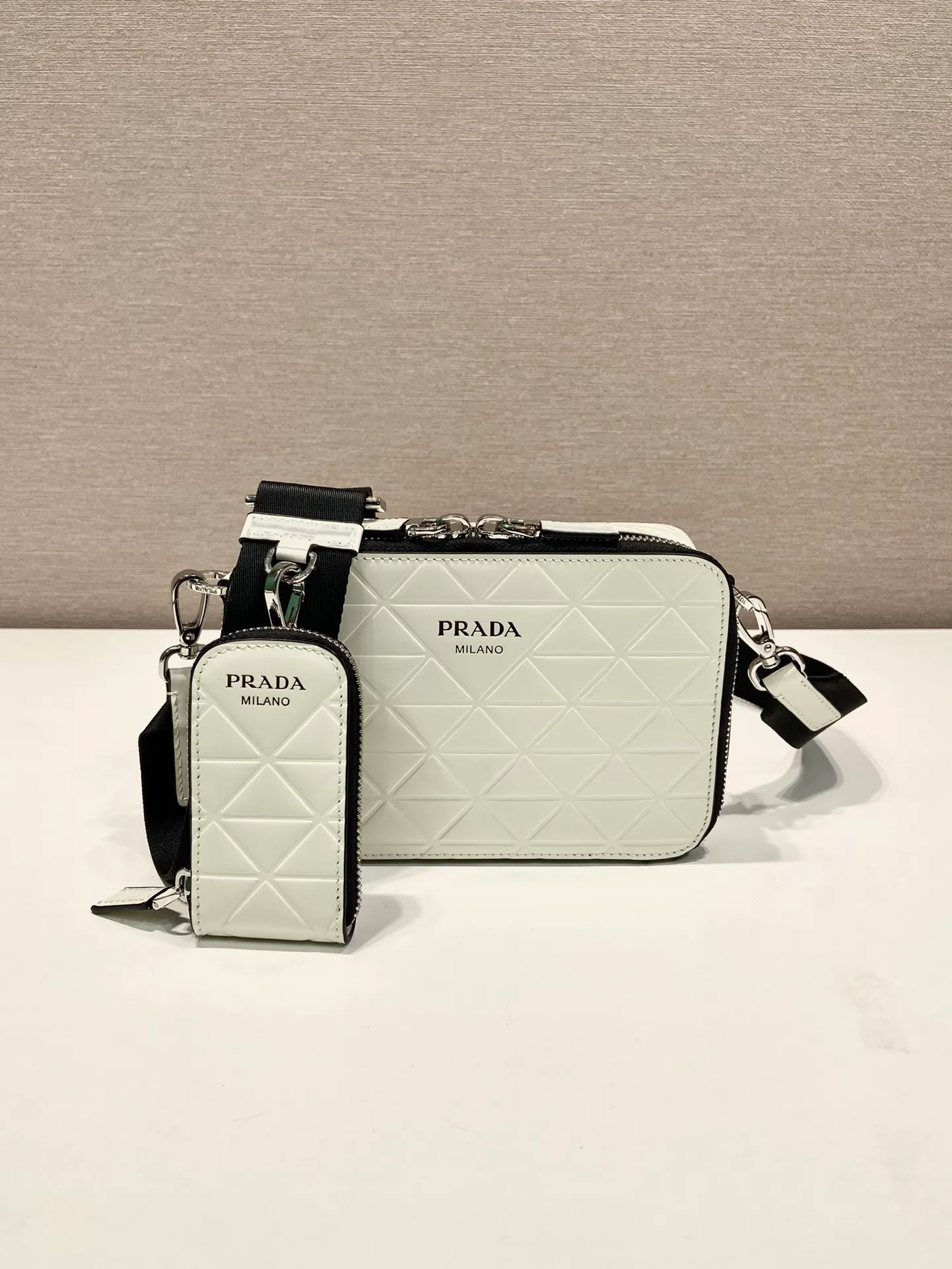 💰1460🎉Embossed Camera Bag🎉2VH070 White🎉🎉 This Brique leather handbag outlines simple lines and is supplemented by embossed patterns. The hot-printed surface texture presents a tone-on-tone pattern, with detachable and adjustable nylon webbing and a detachable pouch, full of inspiration and fashion, and the upper body effect must be great🎉🎉 Length 19x Height 12.5x Bottom 5.5cm🎉🎉🎉👏👏👏