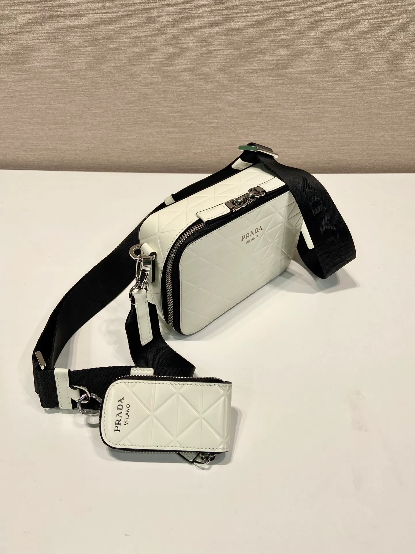 💰1460🎉Embossed Camera Bag🎉2VH070 White🎉🎉 This Brique leather handbag outlines simple lines and is supplemented by embossed patterns. The hot-printed surface texture presents a tone-on-tone pattern, with detachable and adjustable nylon webbing and a detachable pouch, full of inspiration and fashion, and the upper body effect must be great🎉🎉 Length 19x Height 12.5x Bottom 5.5cm🎉🎉🎉👏👏👏