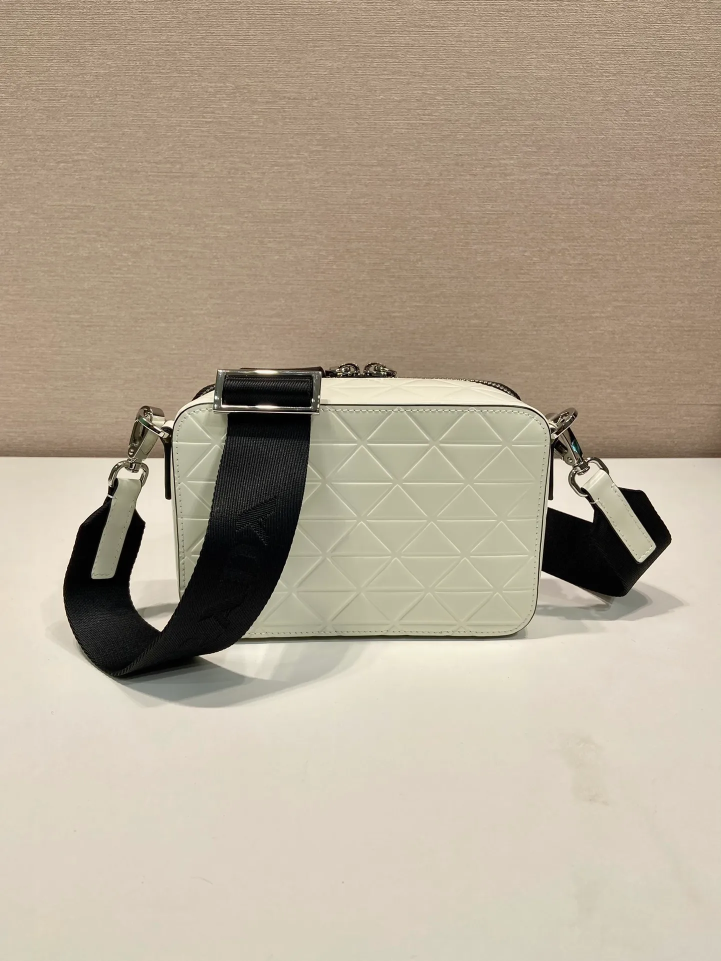 💰1460🎉Embossed Camera Bag🎉2VH070 White🎉🎉 This Brique leather handbag outlines simple lines and is supplemented by embossed patterns. The hot-printed surface texture presents a tone-on-tone pattern, with detachable and adjustable nylon webbing and a detachable pouch, full of inspiration and fashion, and the upper body effect must be great🎉🎉 Length 19x Height 12.5x Bottom 5.5cm🎉🎉🎉👏👏👏