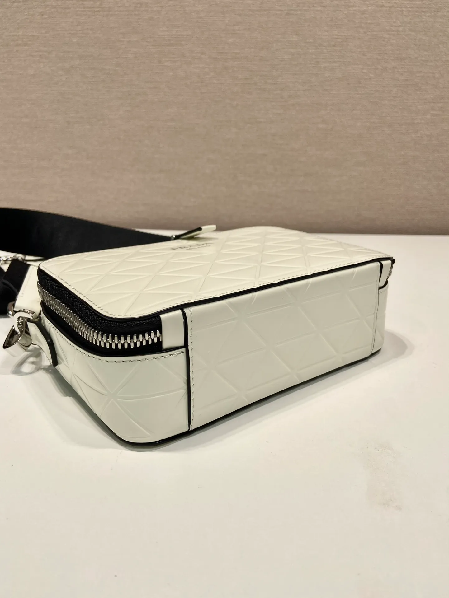 💰1460🎉Embossed Camera Bag🎉2VH070 White🎉🎉 This Brique leather handbag outlines simple lines and is supplemented by embossed patterns. The hot-printed surface texture presents a tone-on-tone pattern, with detachable and adjustable nylon webbing and a detachable pouch, full of inspiration and fashion, and the upper body effect must be great🎉🎉 Length 19x Height 12.5x Bottom 5.5cm🎉🎉🎉👏👏👏