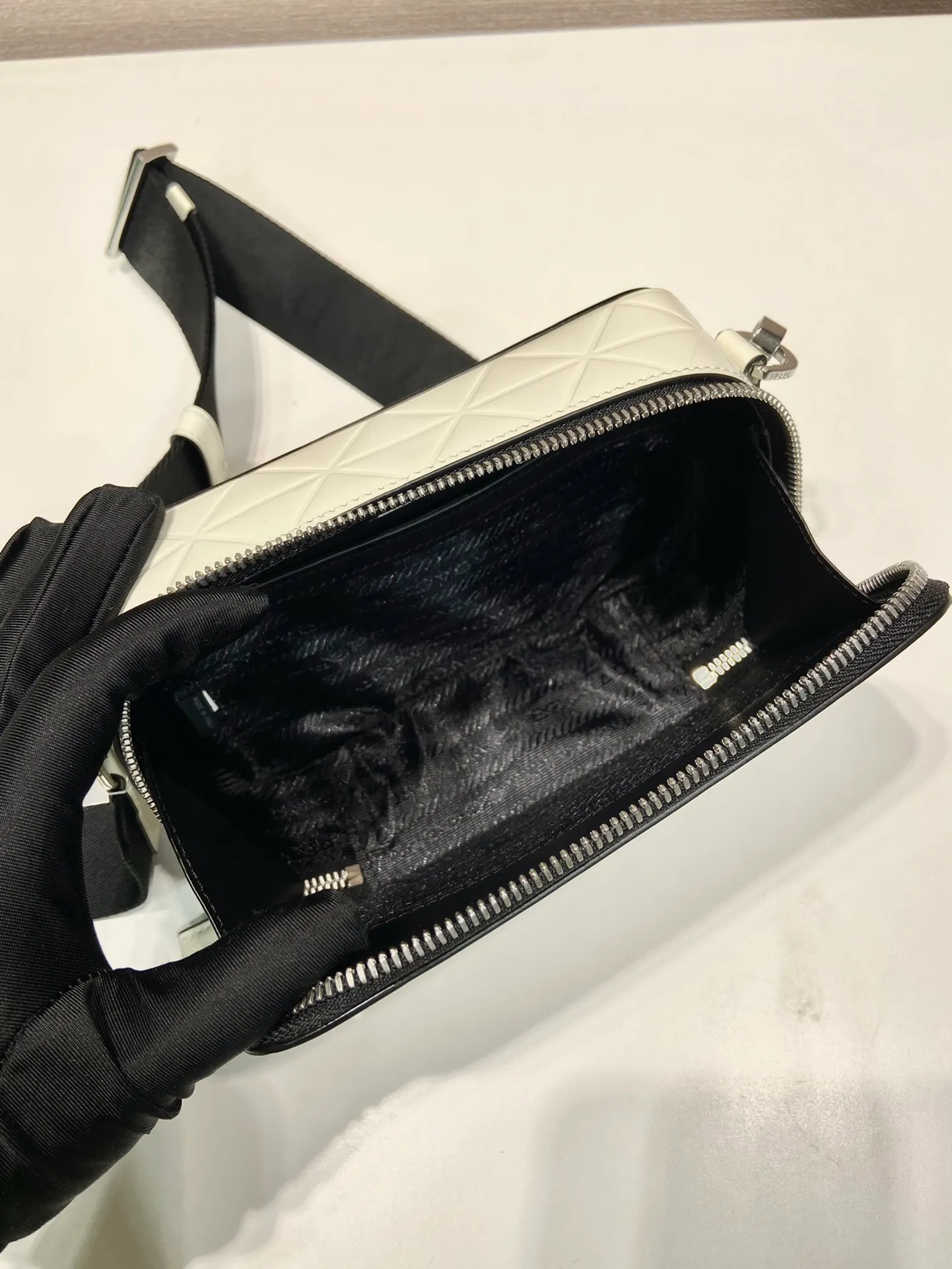 💰1460🎉Embossed Camera Bag🎉2VH070 White🎉🎉 This Brique leather handbag outlines simple lines and is supplemented by embossed patterns. The hot-printed surface texture presents a tone-on-tone pattern, with detachable and adjustable nylon webbing and a detachable pouch, full of inspiration and fashion, and the upper body effect must be great🎉🎉 Length 19x Height 12.5x Bottom 5.5cm🎉🎉🎉👏👏👏