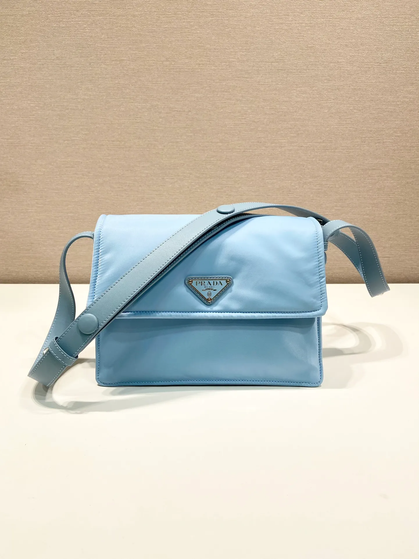 💰1120🎉The most popular mini messenger bag🎉New color/so cute😘This shoulder bag is made of unique padded nylon, and is equipped with an adjustable leather shoulder strap and a back pocket. The metal accessories give a touch of bright color and is low-key overall. Luxurious and versatile, the only difference is that it is not detachable. This design is more simple, but the style is still the same. 🙊🙊If you like babies, hurry up and get it. It is unisex and a popular style that will never go out of style. 👏👏Mini size🙊 Style number 1BD258, length 23.5x18x bottom 11cm