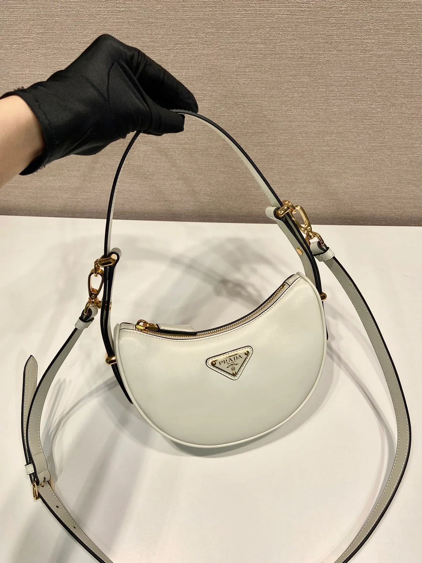 💰1520🎉Moon handbag🎉1BC199/small size, double shoulder strap🎉🎉 This simple Moon handbag uses cowhide to bring out the modern and versatile charm. The curved body design is equipped with 2 long/short adjustable shoulder straps, making it easy to change the shape at will. It is equipped with imported lambskin inside, and the metal accessories add a bright style. The upper body effect is very cool/fashionable. It is another popular style that will never go out of style🎉Babies, hurry up and get it🎉 Length 18x height 16x bottom 5cm