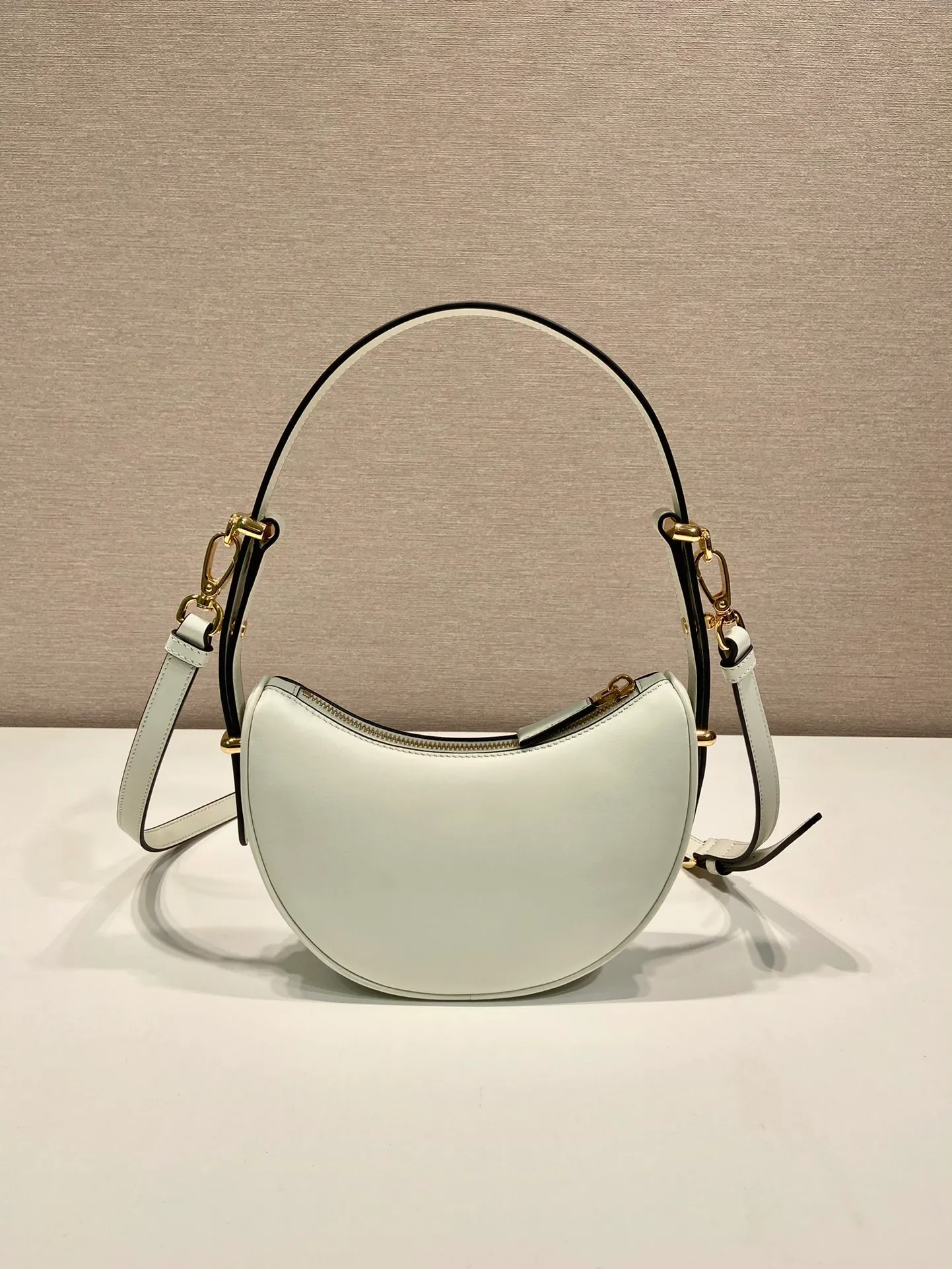 💰1520🎉Moon handbag🎉1BC199/small size, double shoulder strap🎉🎉 This simple Moon handbag uses cowhide to bring out the modern and versatile charm. The curved body design is equipped with 2 long/short adjustable shoulder straps, making it easy to change the shape at will. It is equipped with imported lambskin inside, and the metal accessories add a bright style. The upper body effect is very cool/fashionable. It is another popular style that will never go out of style🎉Babies, hurry up and get it🎉 Length 18x height 16x bottom 5cm