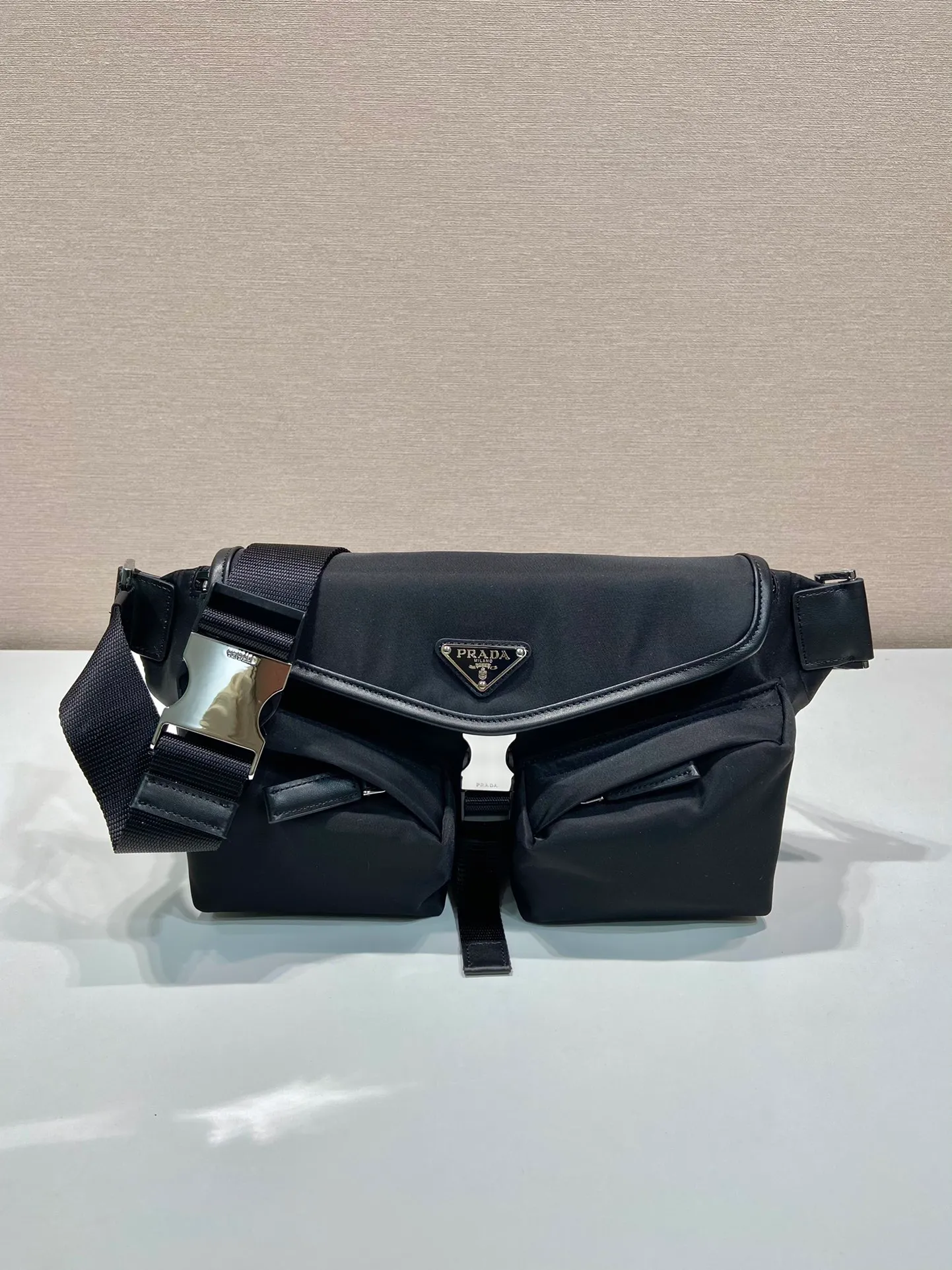 💰1060🎉New style🎉2VH174 chest bag/waist bag🎉🎉 This shoulder bag is made of nylon fabric and calfskin. Featuring a modern appeal, it features an adjustable woven nylon shoulder strap with side buckles, flap top and side buckles, 2 exterior zip pockets, and zip pocket on the back. One pack for three uses. Shoulder/chest bag/waist bag, multifunctional, handsome guy. Hurry up and get it🎉🎉 Length 24x height 18x ​​bottom 5.5cm