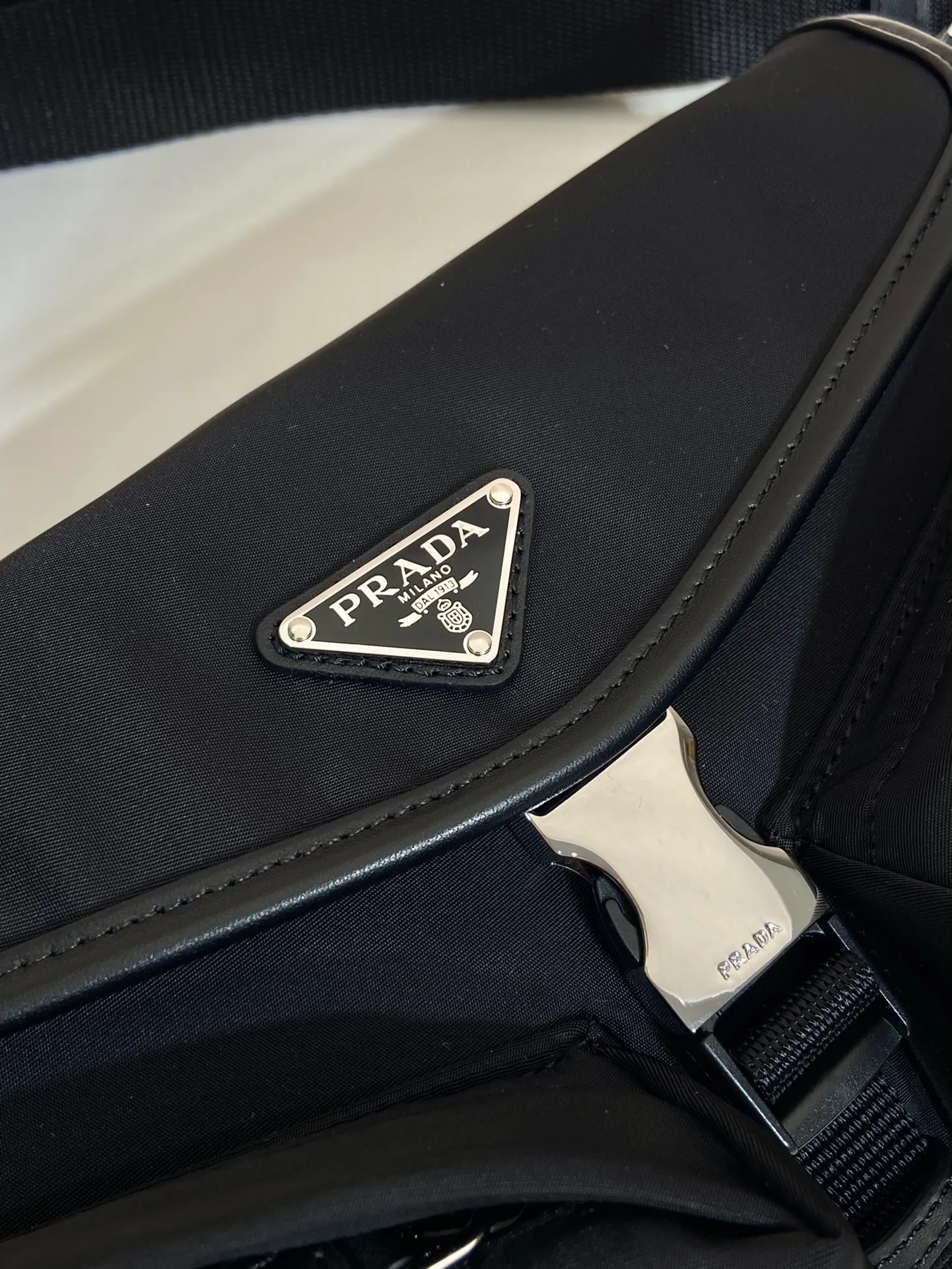 💰1060🎉New style🎉2VH174 chest bag/waist bag🎉🎉 This shoulder bag is made of nylon fabric and calfskin. Featuring a modern appeal, it features an adjustable woven nylon shoulder strap with side buckles, flap top and side buckles, 2 exterior zip pockets, and zip pocket on the back. One pack for three uses. Shoulder/chest bag/waist bag, multifunctional, handsome guy. Hurry up and get it🎉🎉 Length 24x height 18x ​​bottom 5.5cm