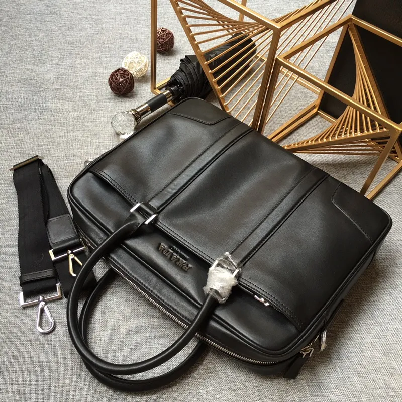 💰1900, P's men's bag 0912, black has been shipped again, counter synchronized, top quality, hurry up if you want it, made of imported calfskin, inside and outside, with pockets on the front and outside, many compartments, 175 OEM code, length 38X height 29cm